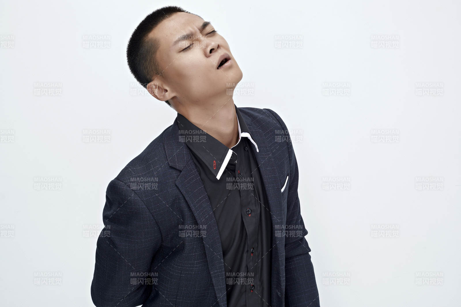 白色背景下的商務男士形象