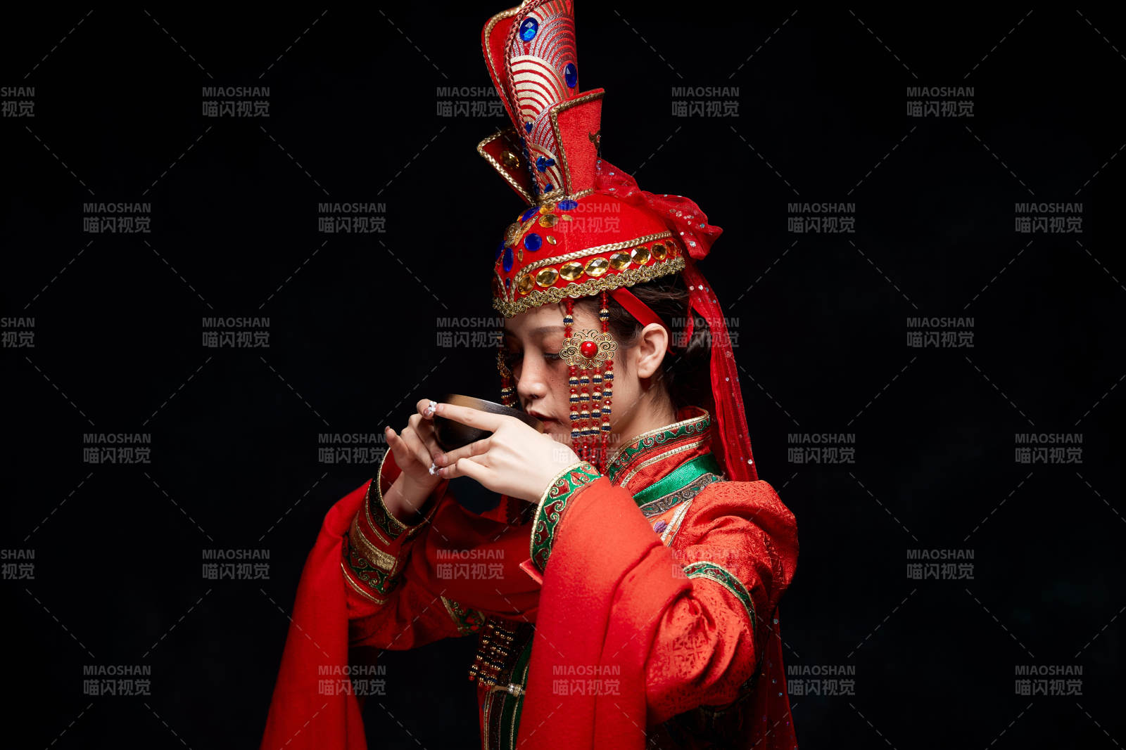 穿著蒙古族服飾的亞洲青年女性