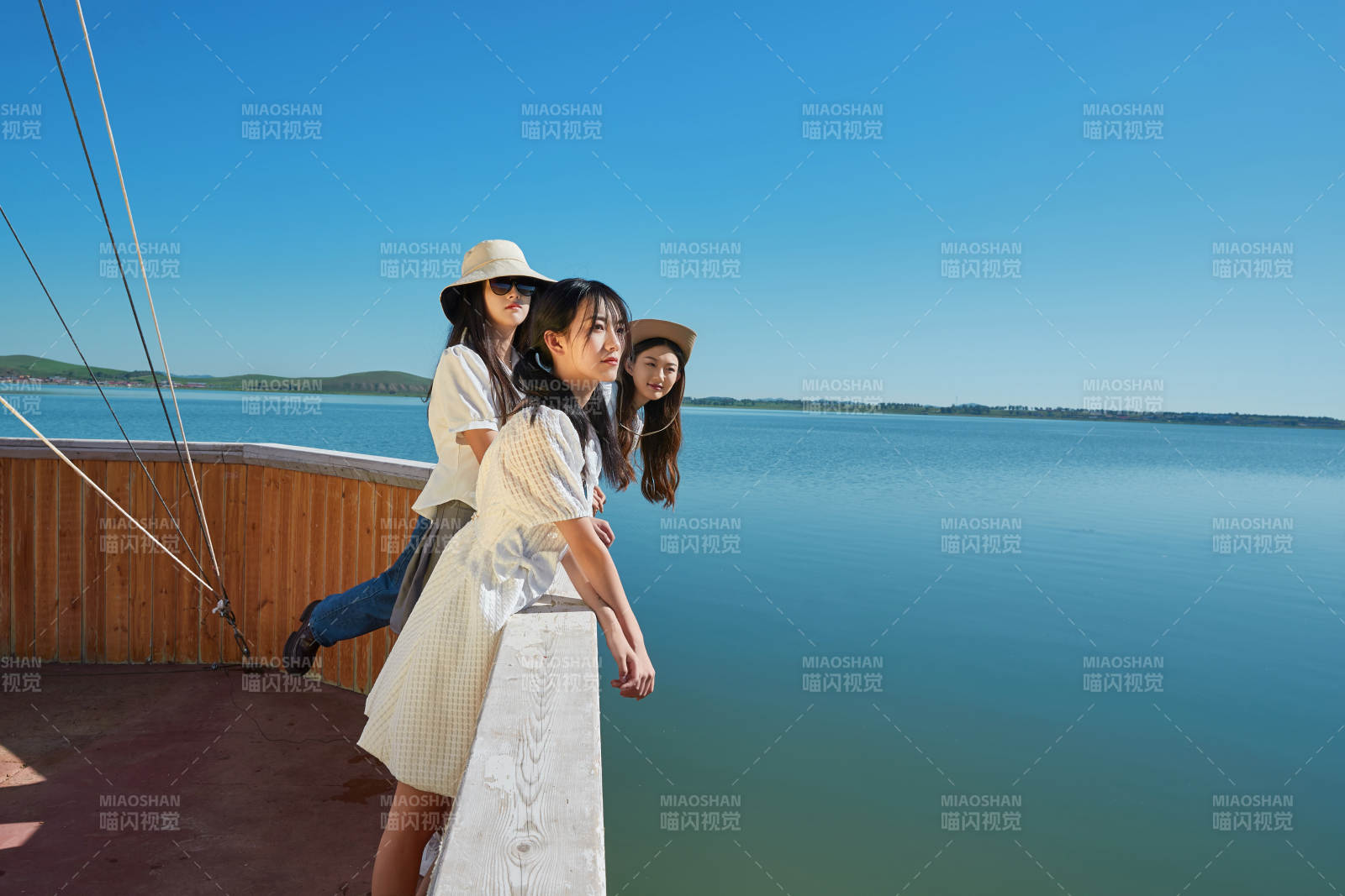 在湖畔木制帆船上的亞洲美女閨蜜