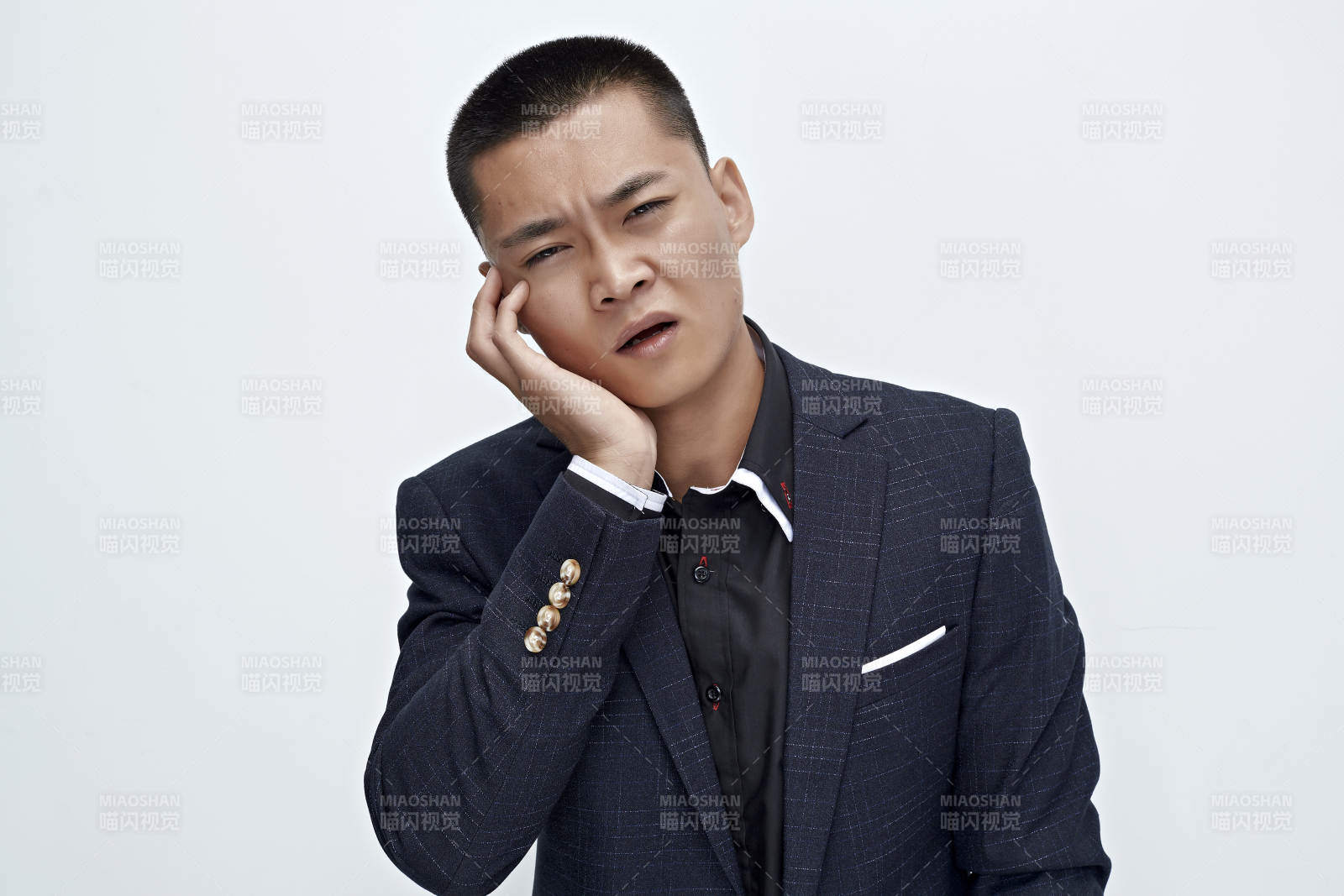 白色背景下的商務男士形象