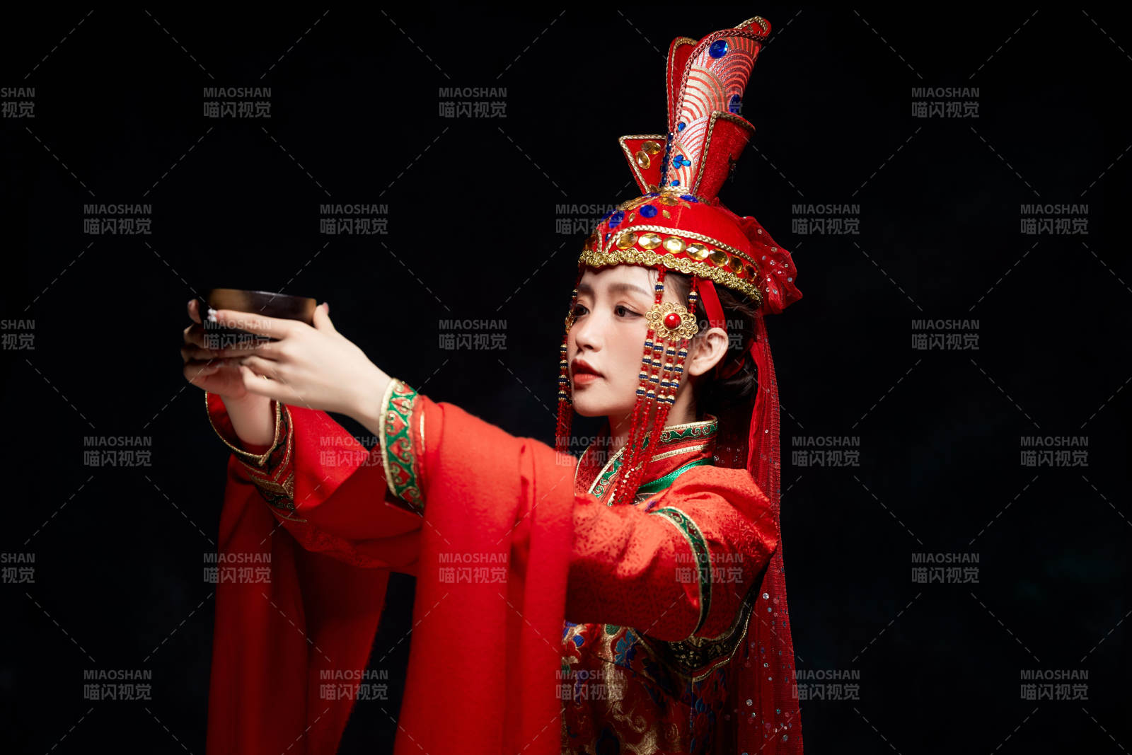 穿著蒙古族服飾的亞洲青年女性