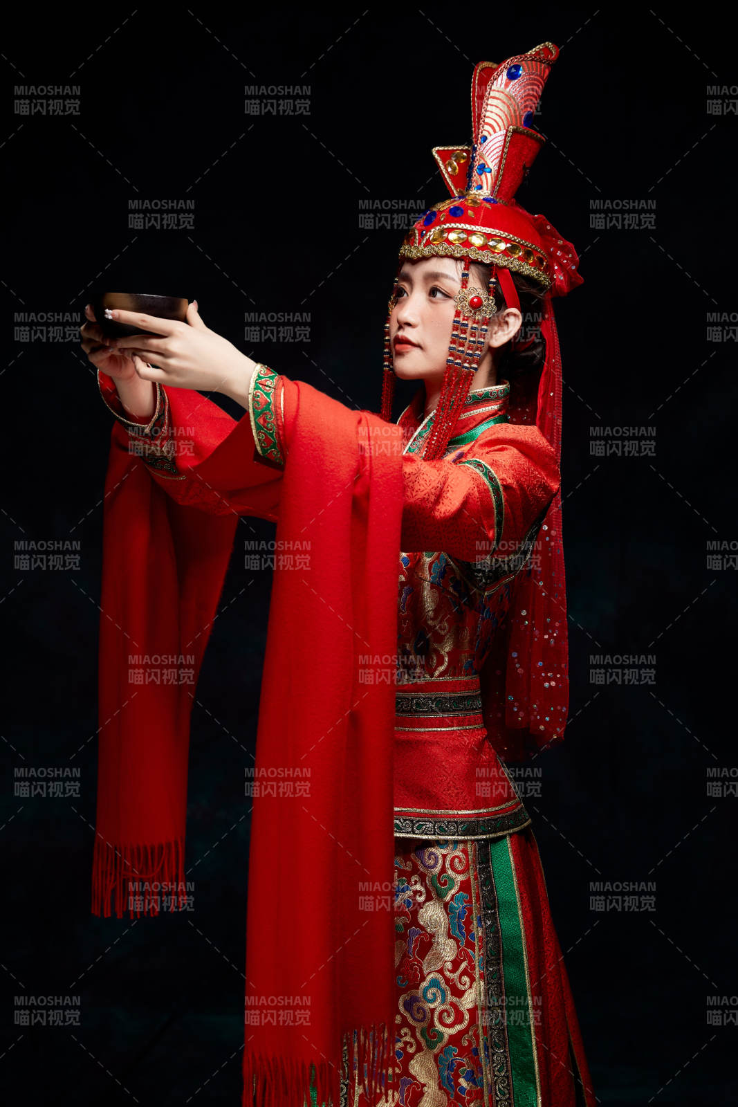 穿著蒙古族服飾的亞洲青年女性