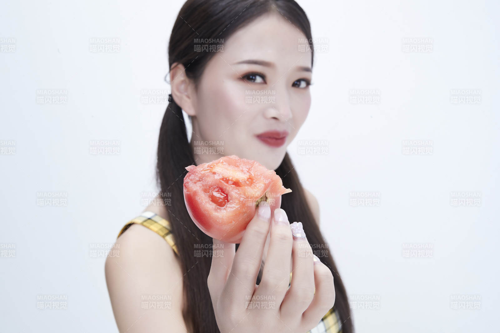 啃咬番茄身穿格子吊帶裙的亞洲可愛少女人像