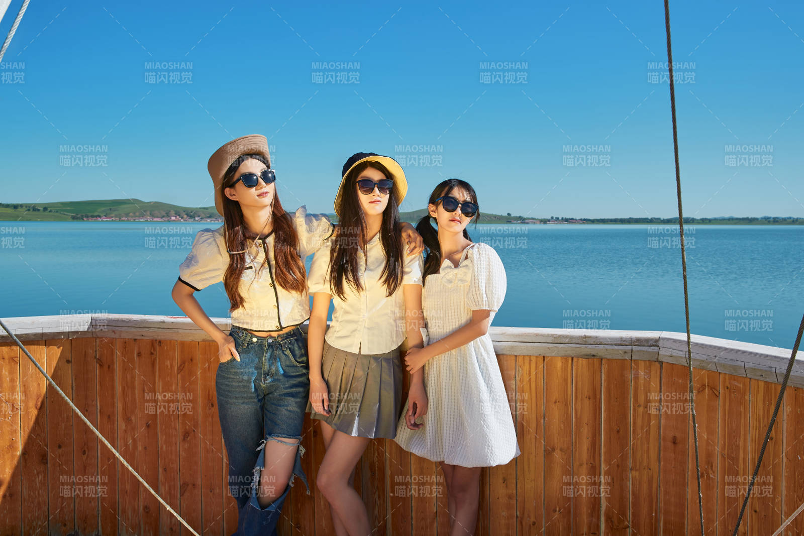 在湖畔木制帆船上的亞洲美女閨蜜