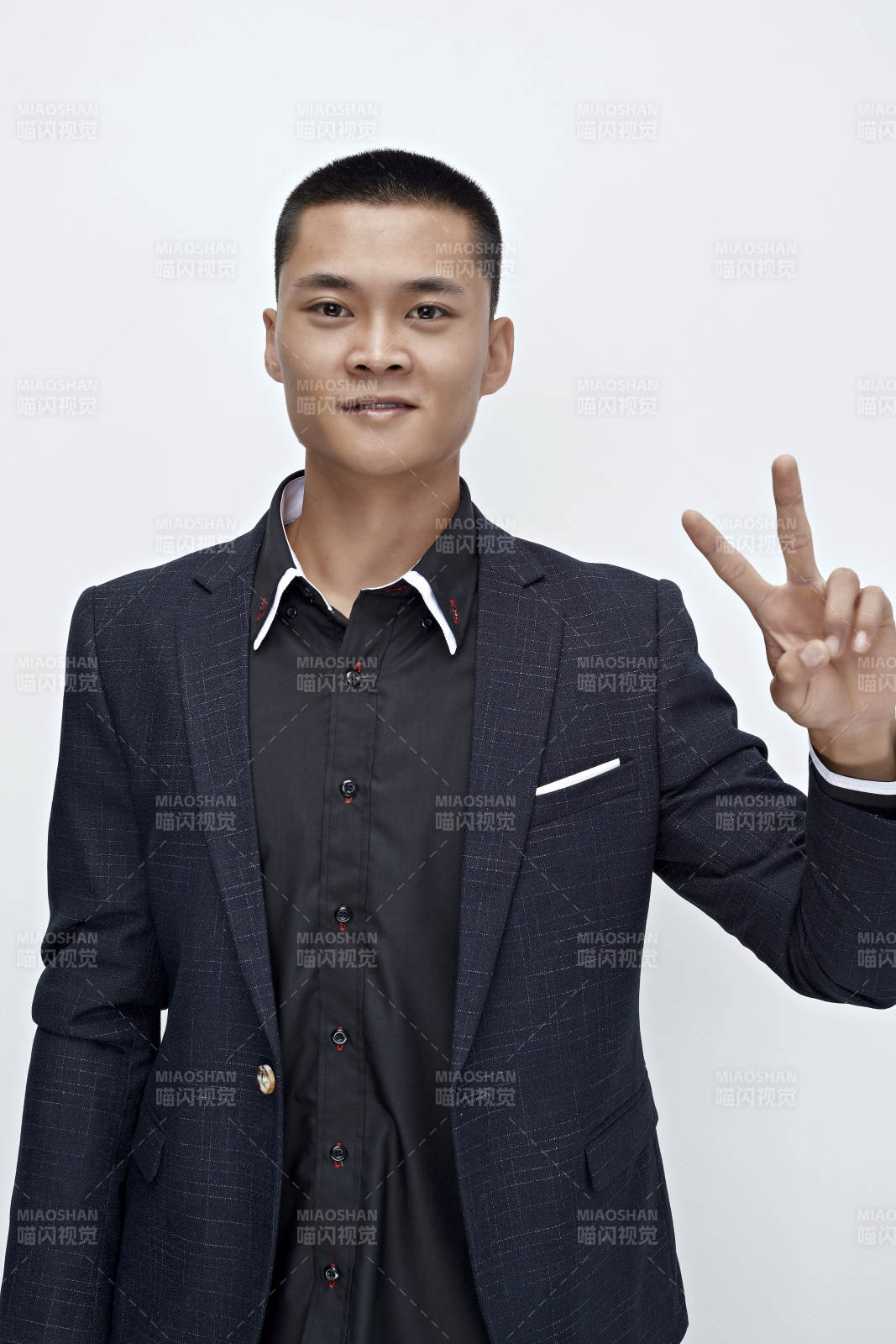 白色背景下的商務(wù)男士形象