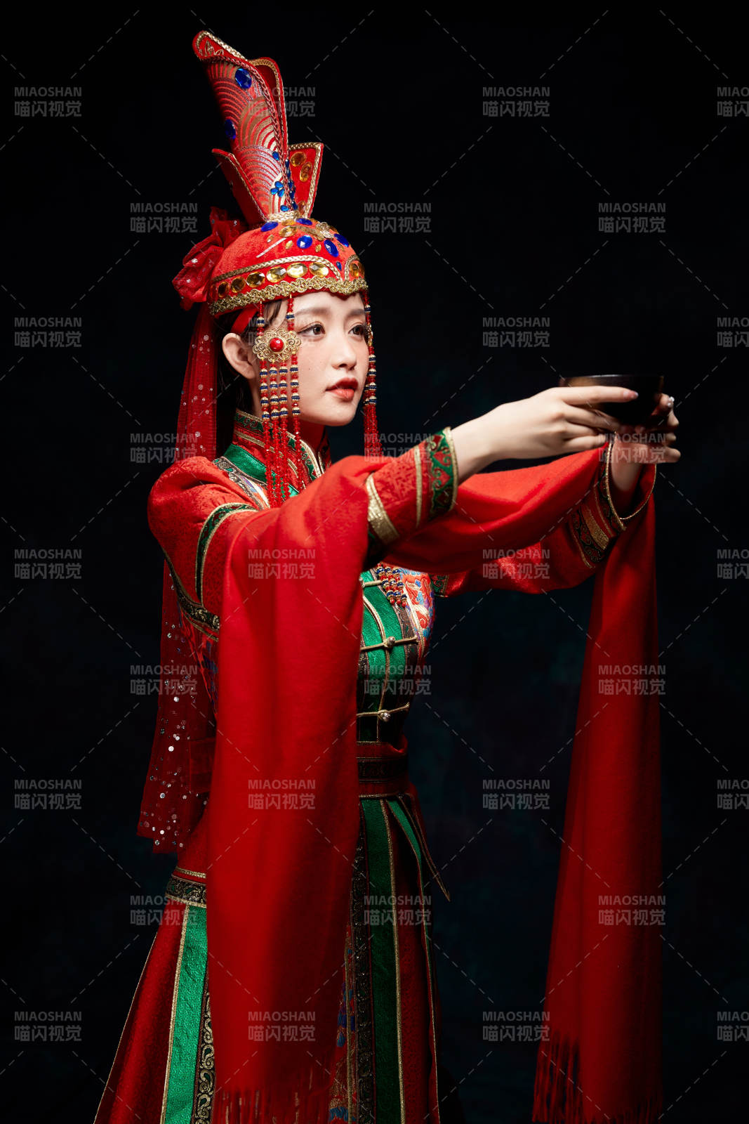 穿著蒙古族服飾的亞洲青年女性