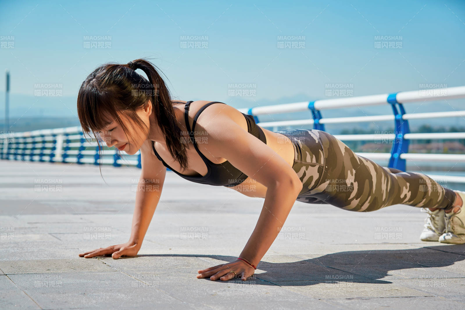 戶外河畔公園做拉伸有氧運(yùn)動(dòng)的亞洲女性