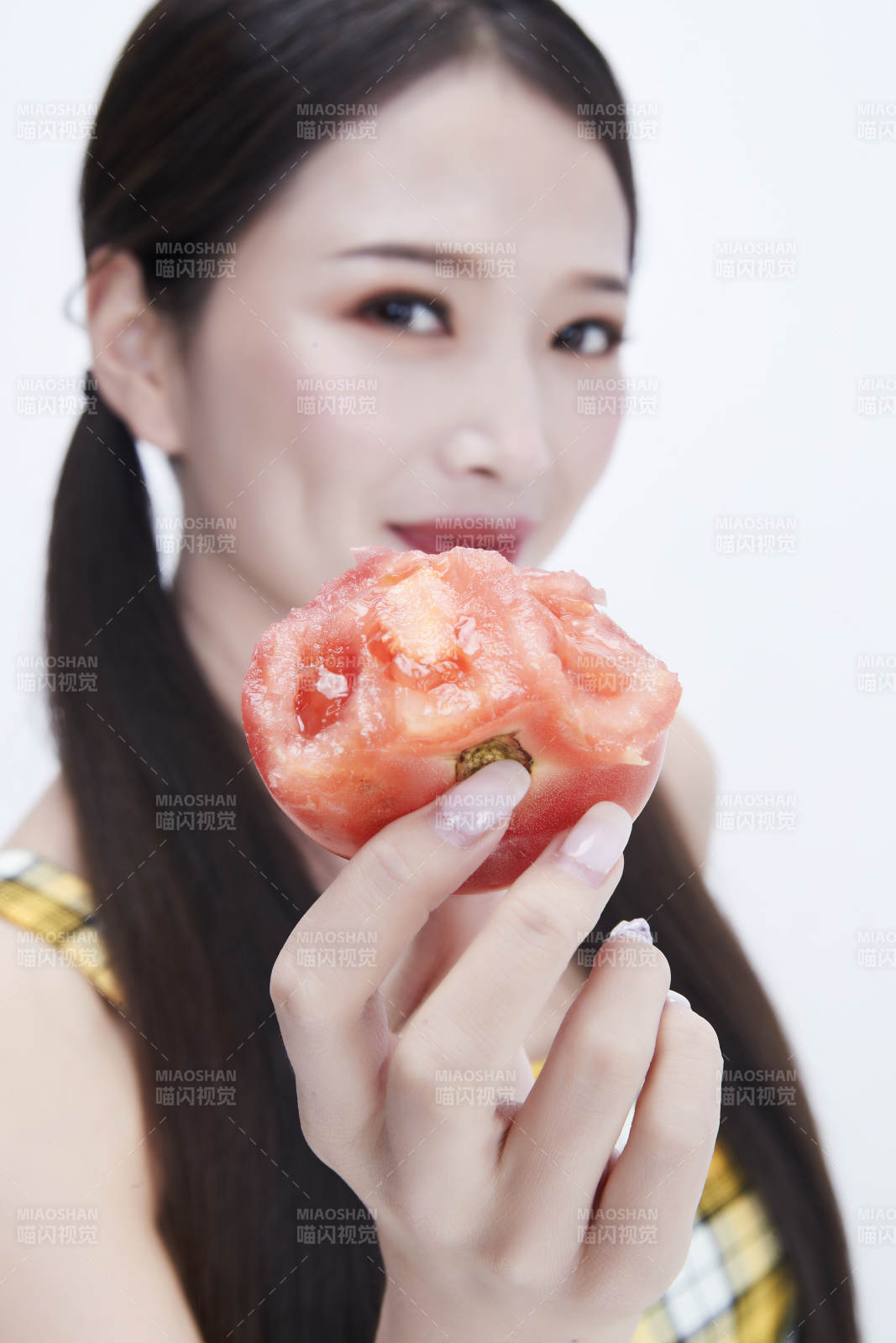 啃咬番茄身穿格子吊帶裙的亞洲可愛少女人像