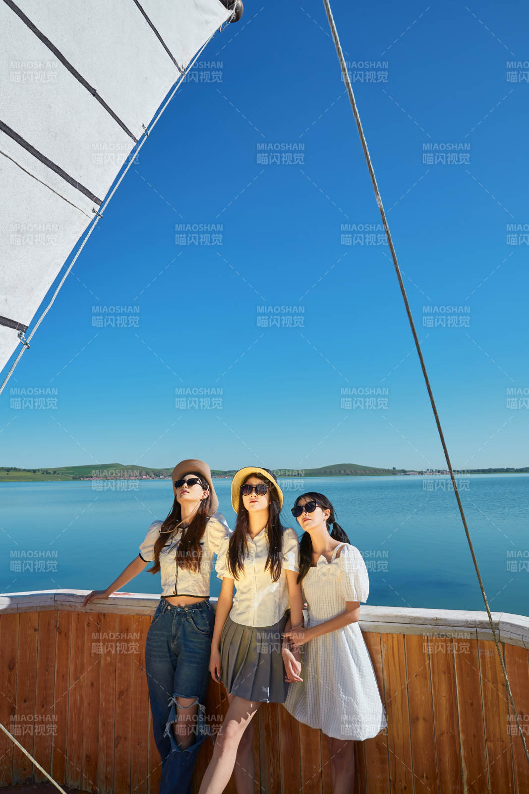 在湖畔木制帆船上的亞洲美女閨蜜