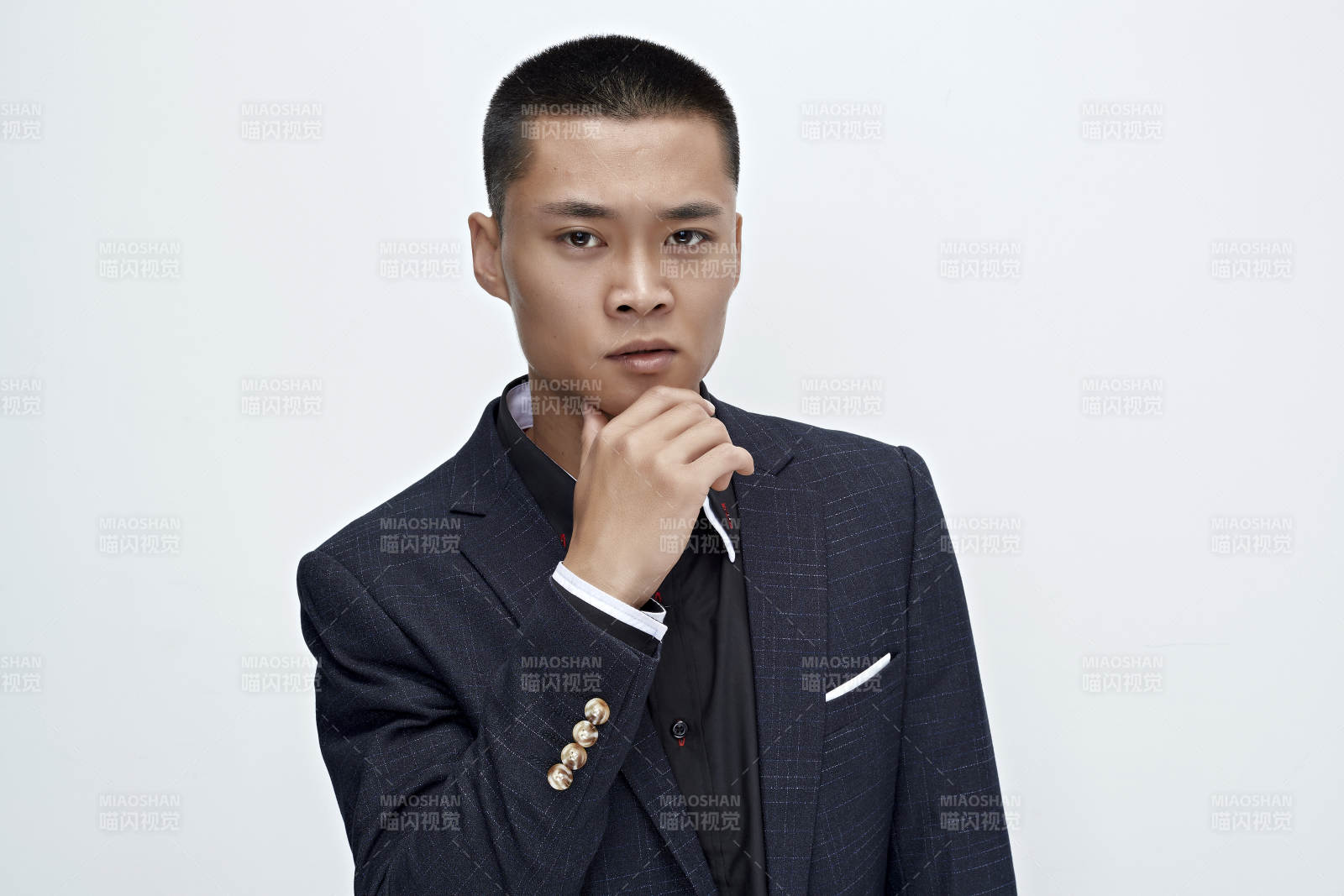 白色背景下的商務男士形象