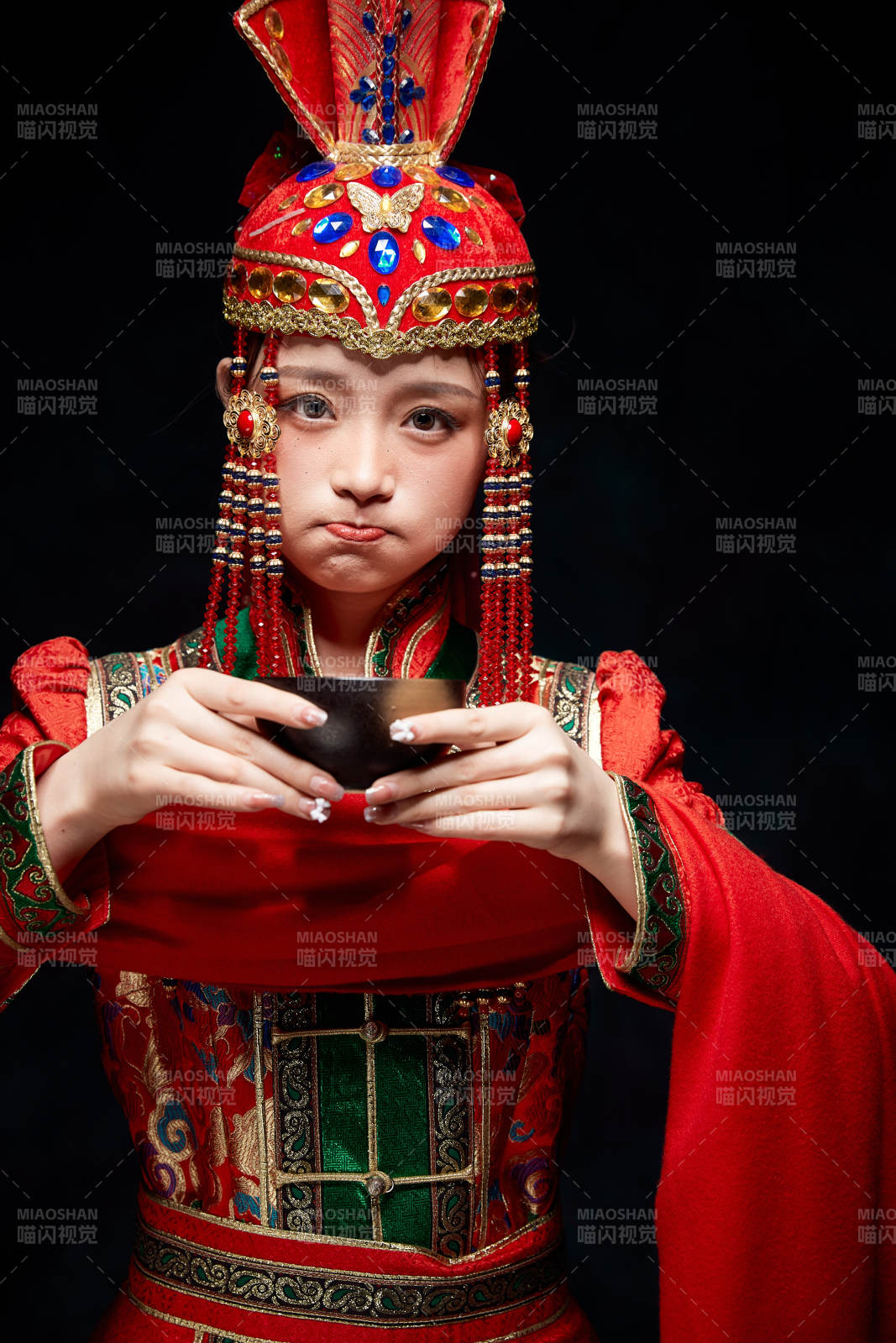 穿著蒙古族服飾的亞洲青年女性