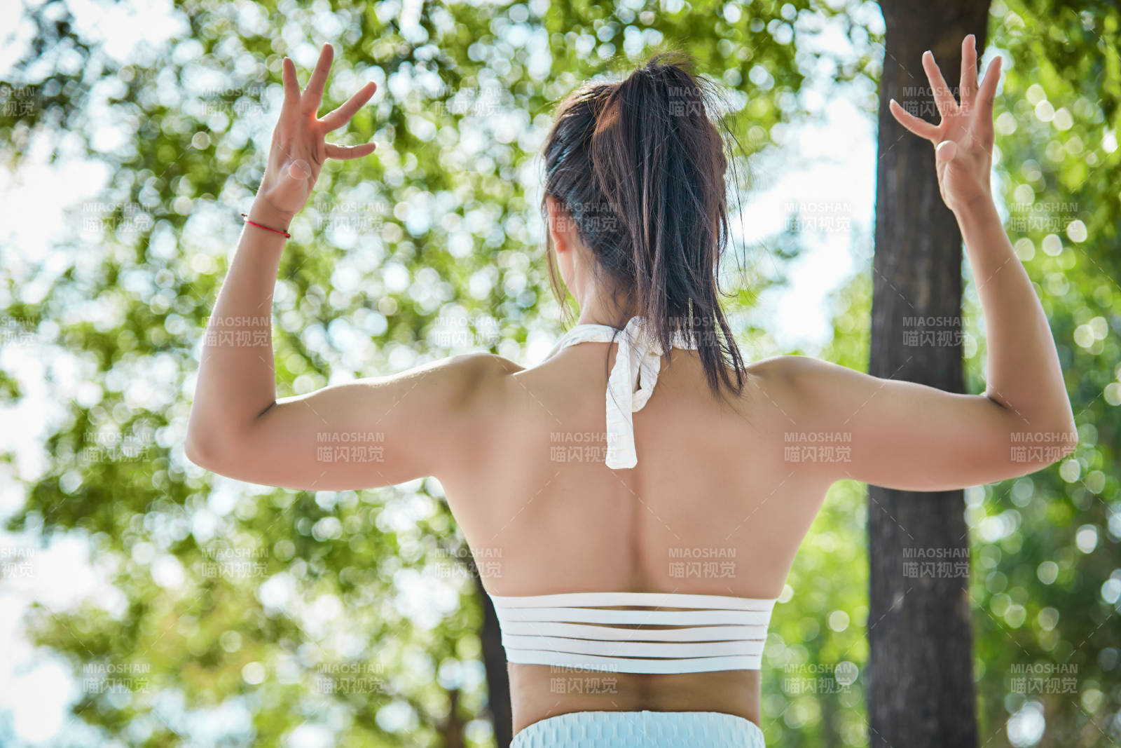 湖畔公園做瑜伽動作的亞洲年輕女性