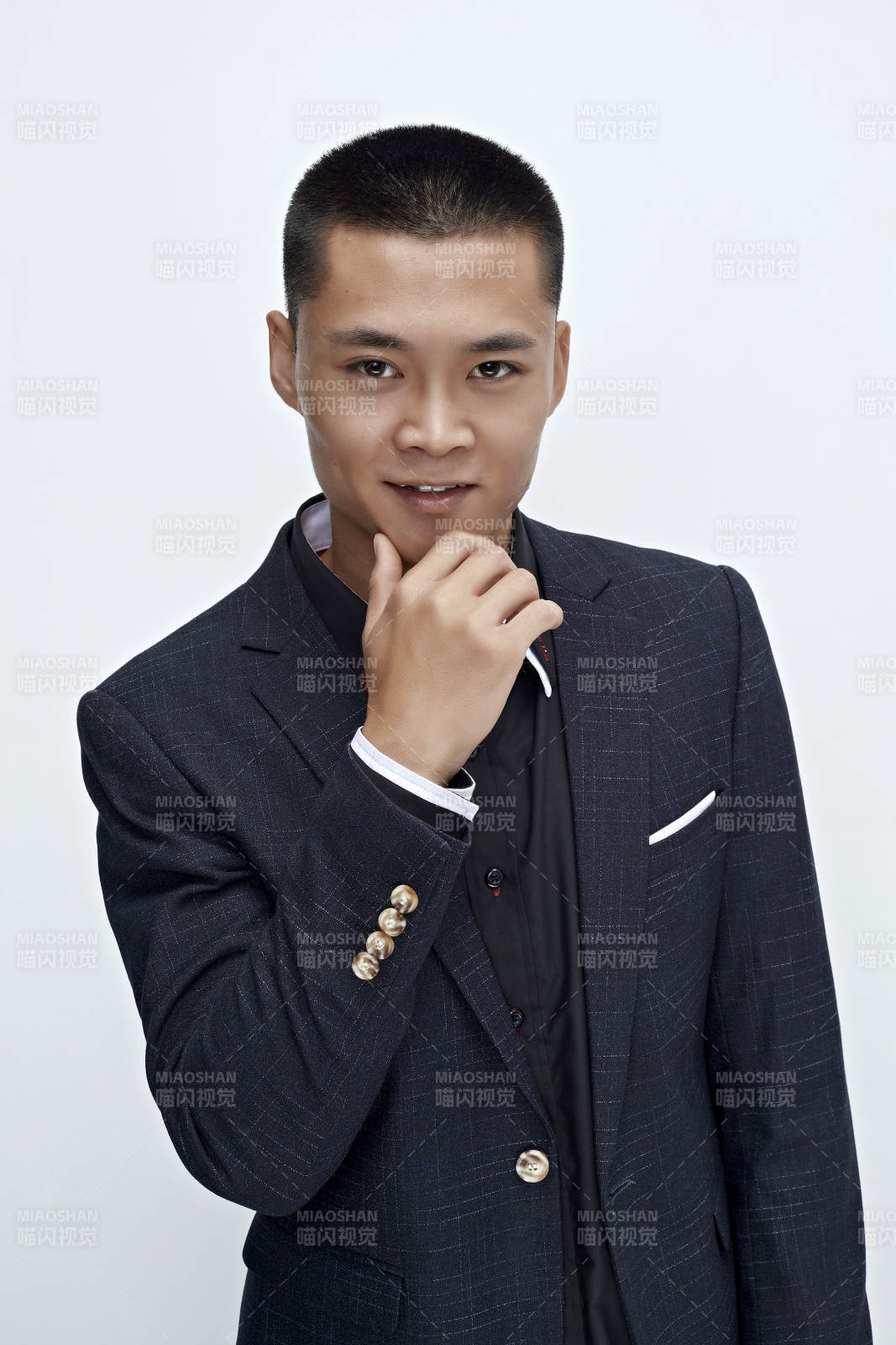 白色背景下的商務(wù)男士形象