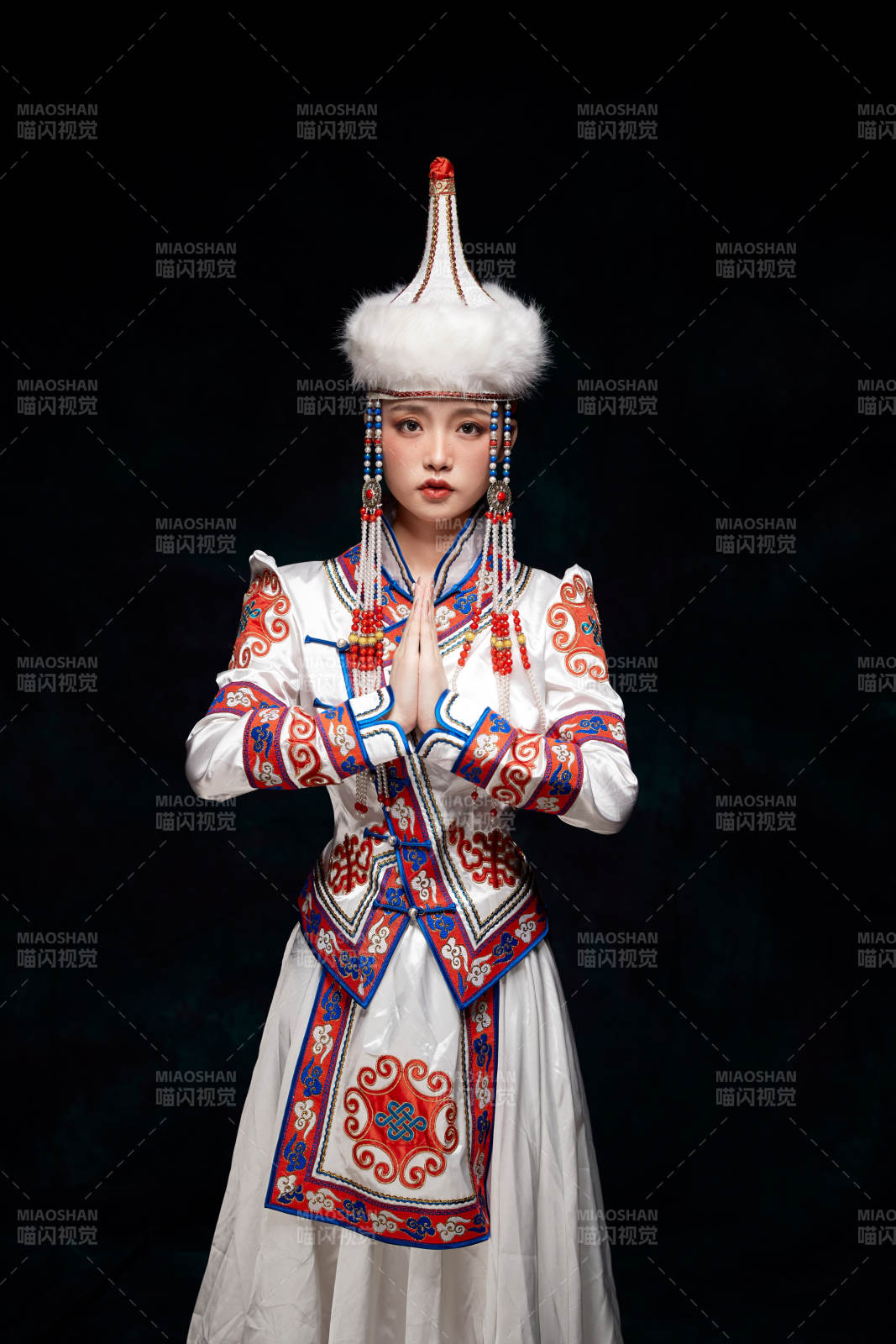 穿著蒙古族服飾的亞洲青年女性