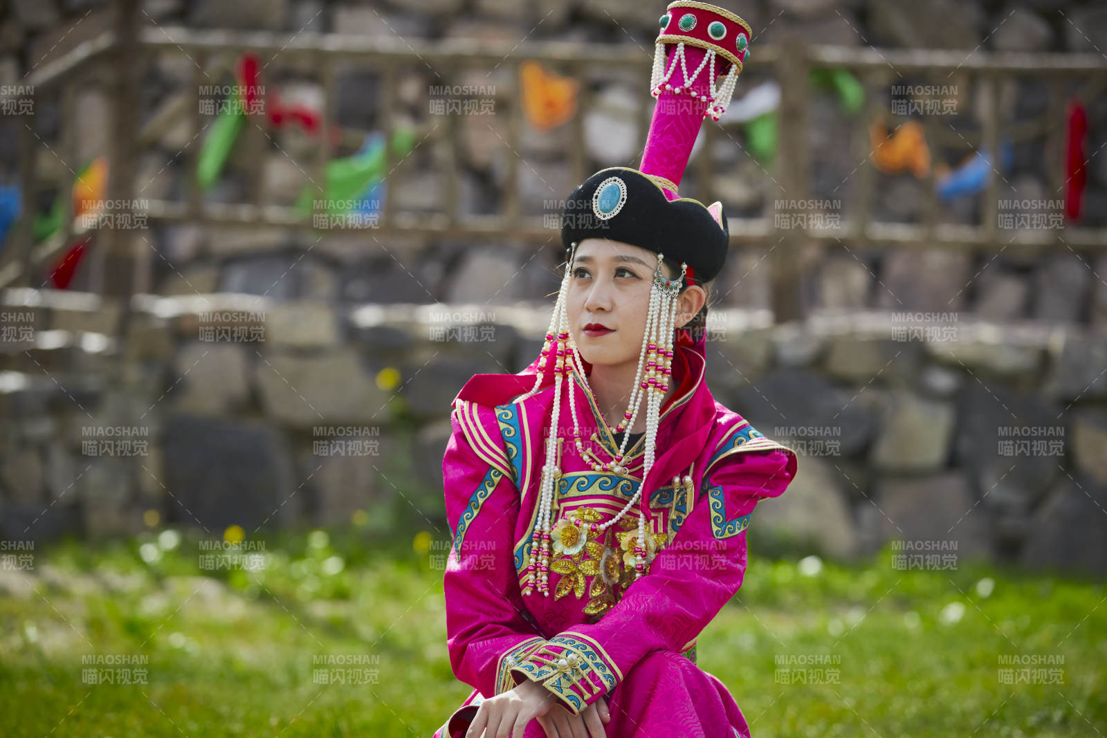 草原上敖包前身穿豪華蒙古族服飾的蒙族少女