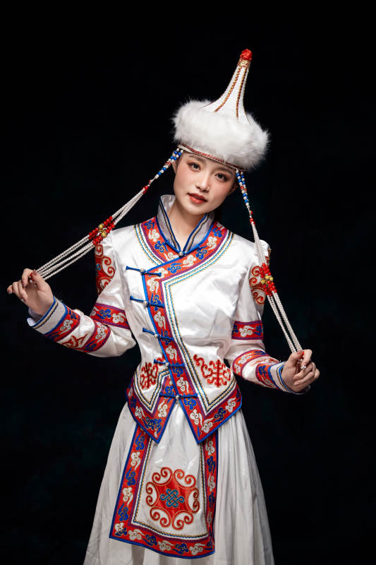 穿着蒙古族服饰的亚洲青年女性