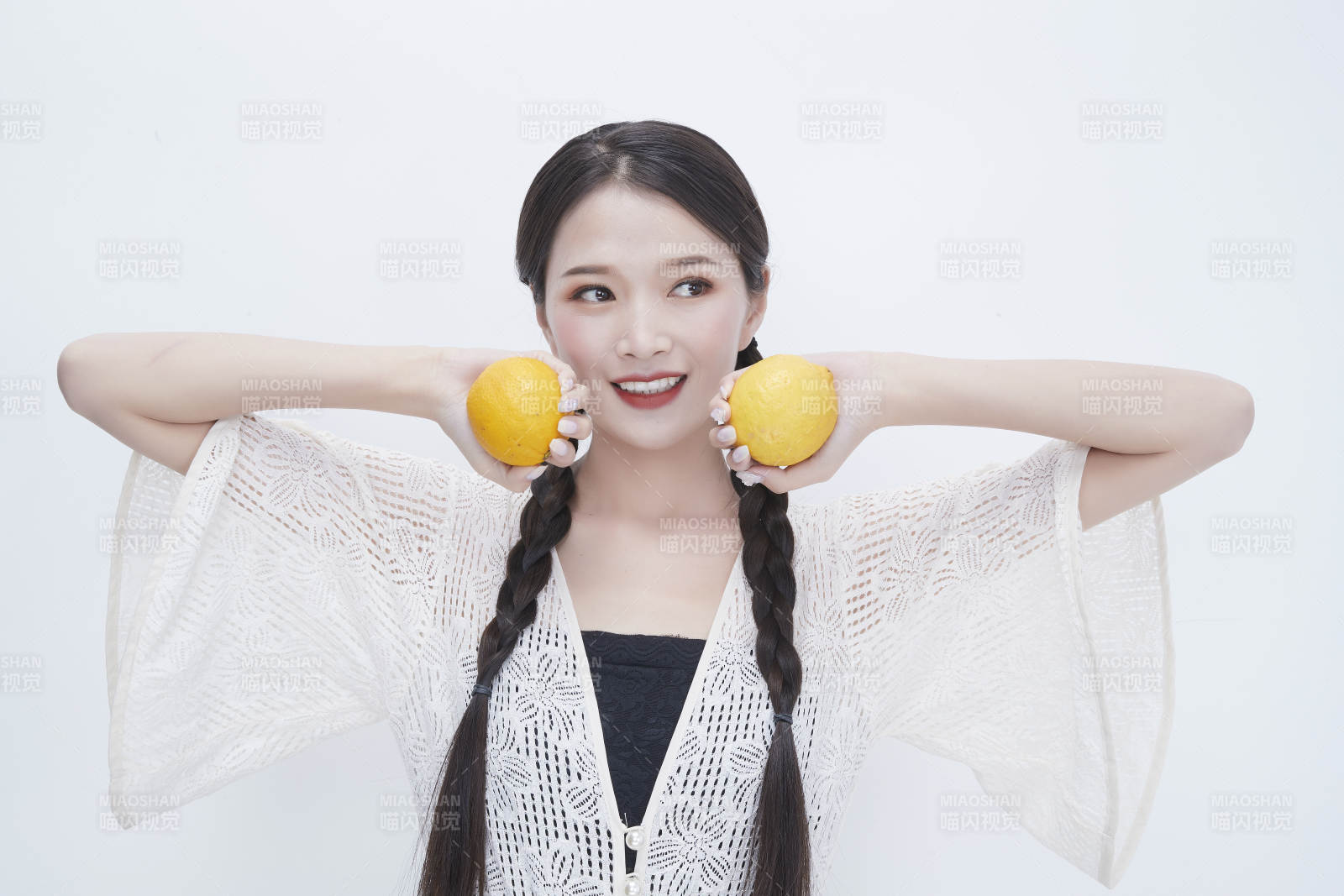 手拿檸檬身穿鏤空連衣裙的亞洲可愛少女人像