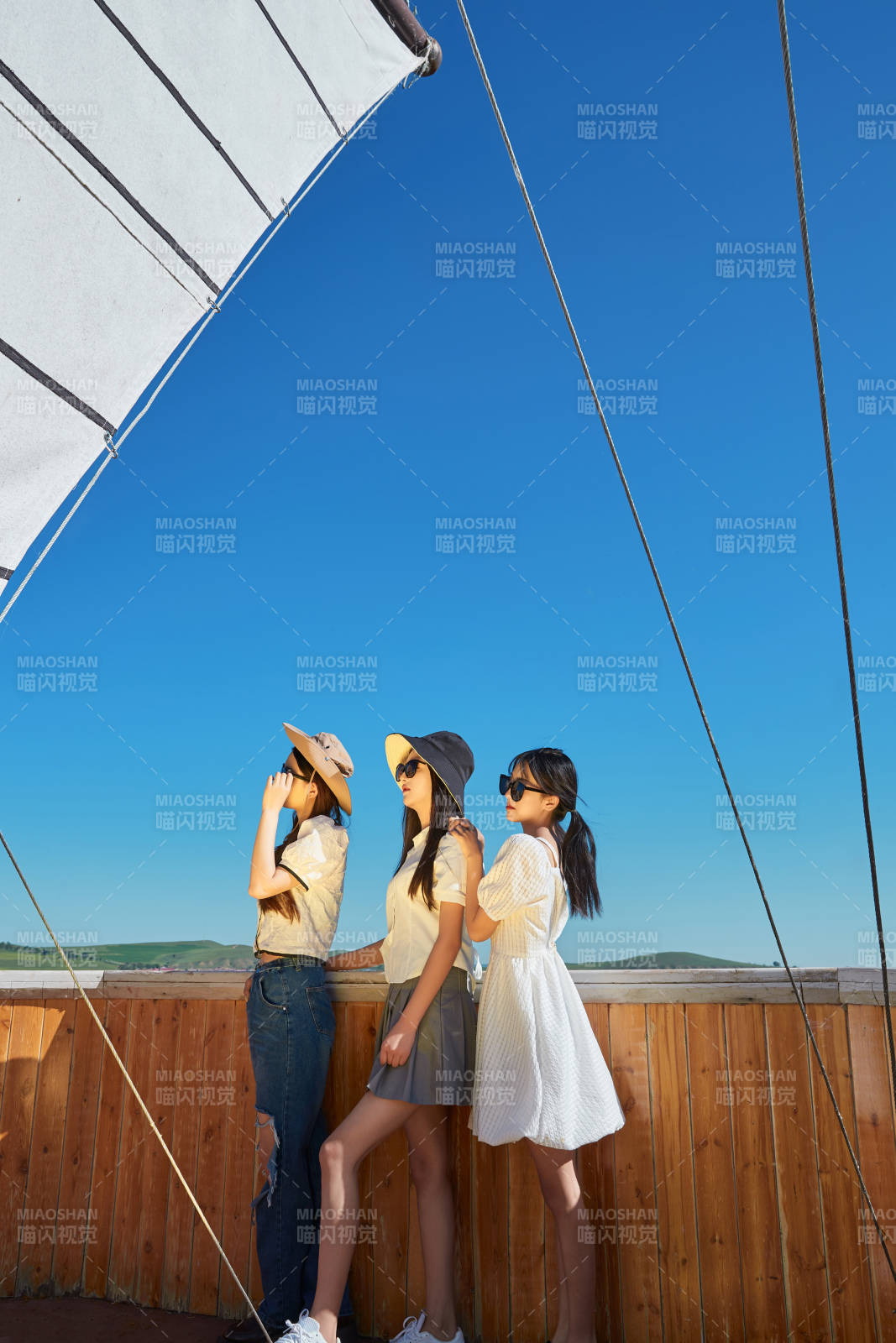 在湖畔木制帆船上的亞洲美女閨蜜