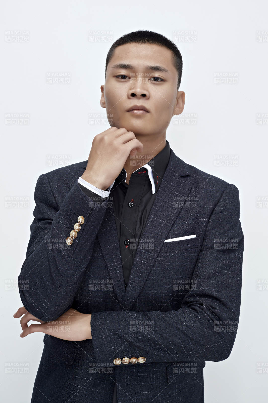 白色背景下的商務(wù)男士形象