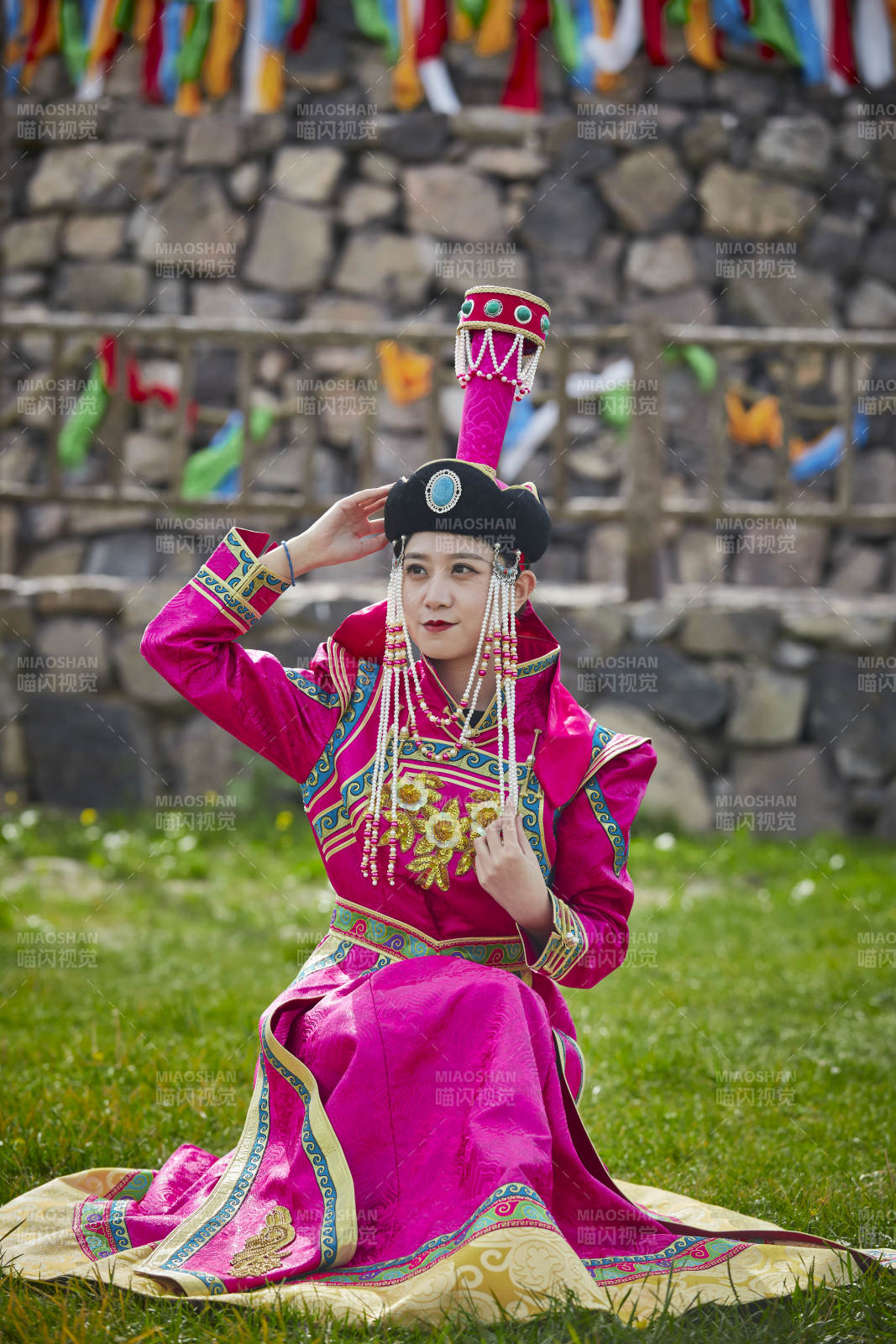草原上敖包前身穿豪華蒙古族服飾的蒙族少女