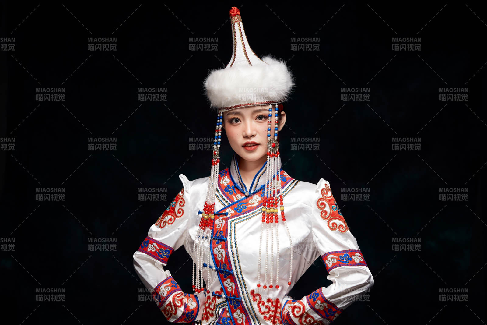 穿著蒙古族服飾的亞洲青年女性