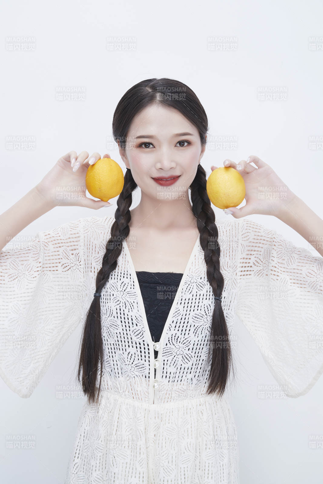 手拿檸檬身穿鏤空連衣裙的亞洲可愛少女人像