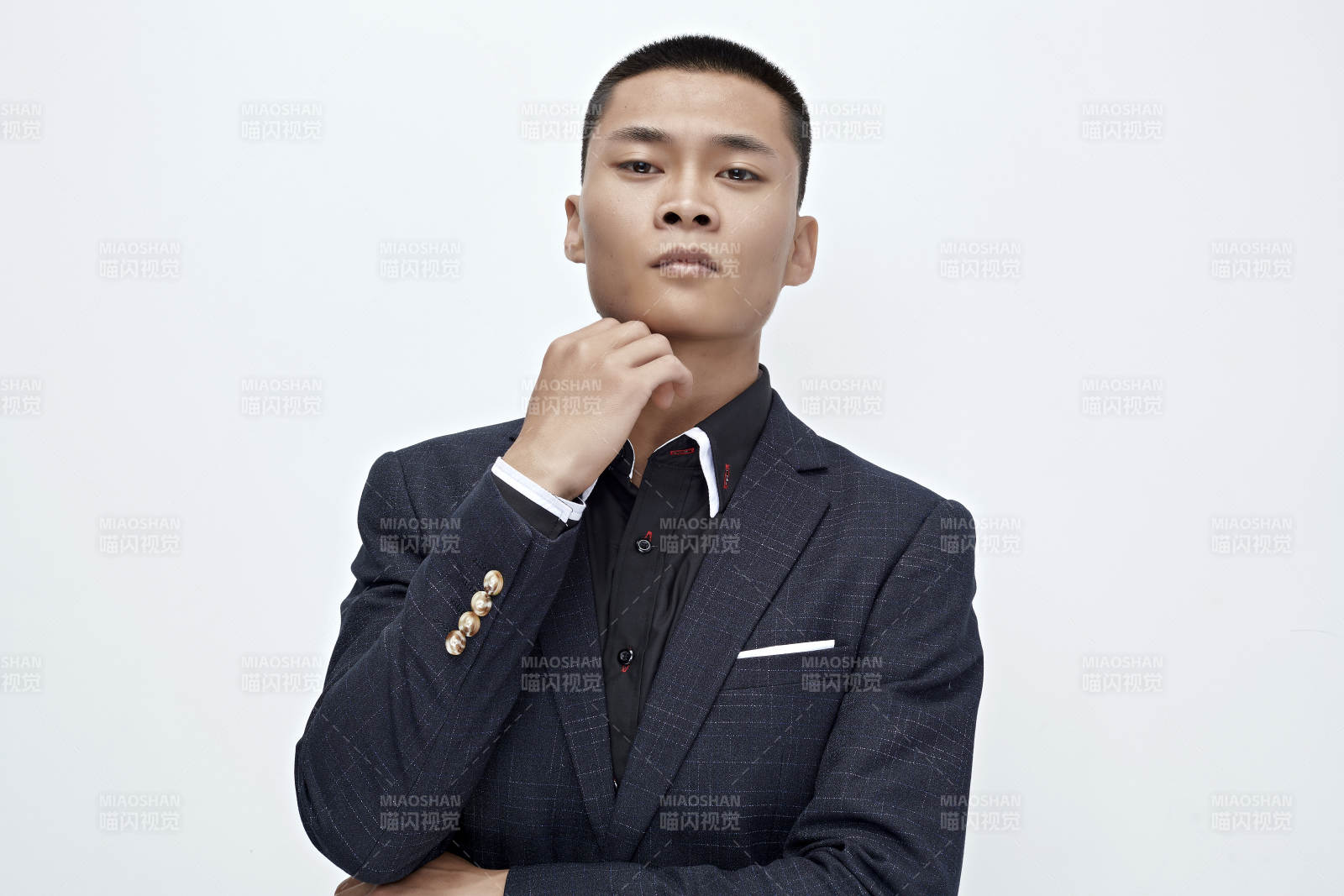 白色背景下的商務(wù)男士形象