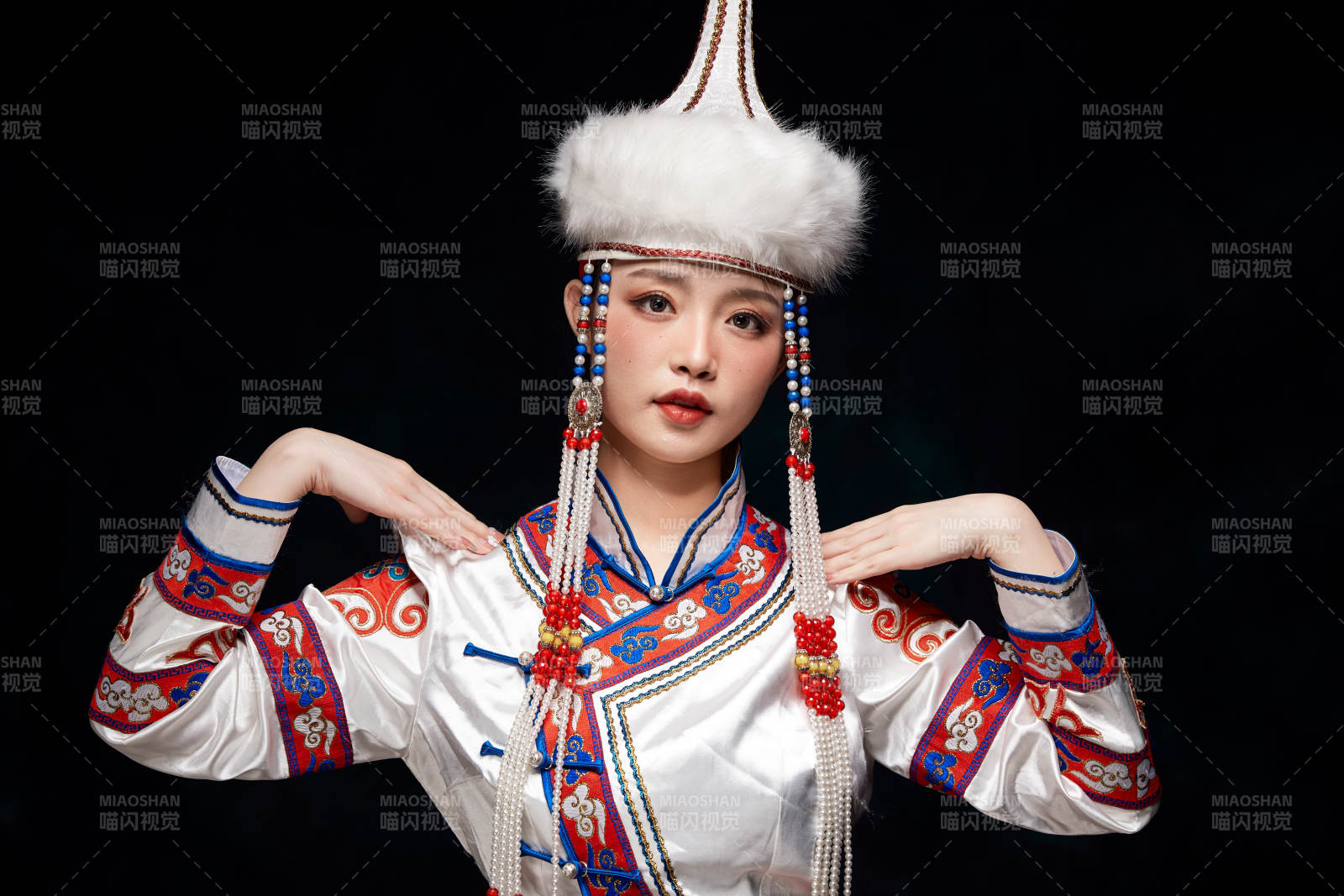 穿著蒙古族服飾的亞洲青年女性