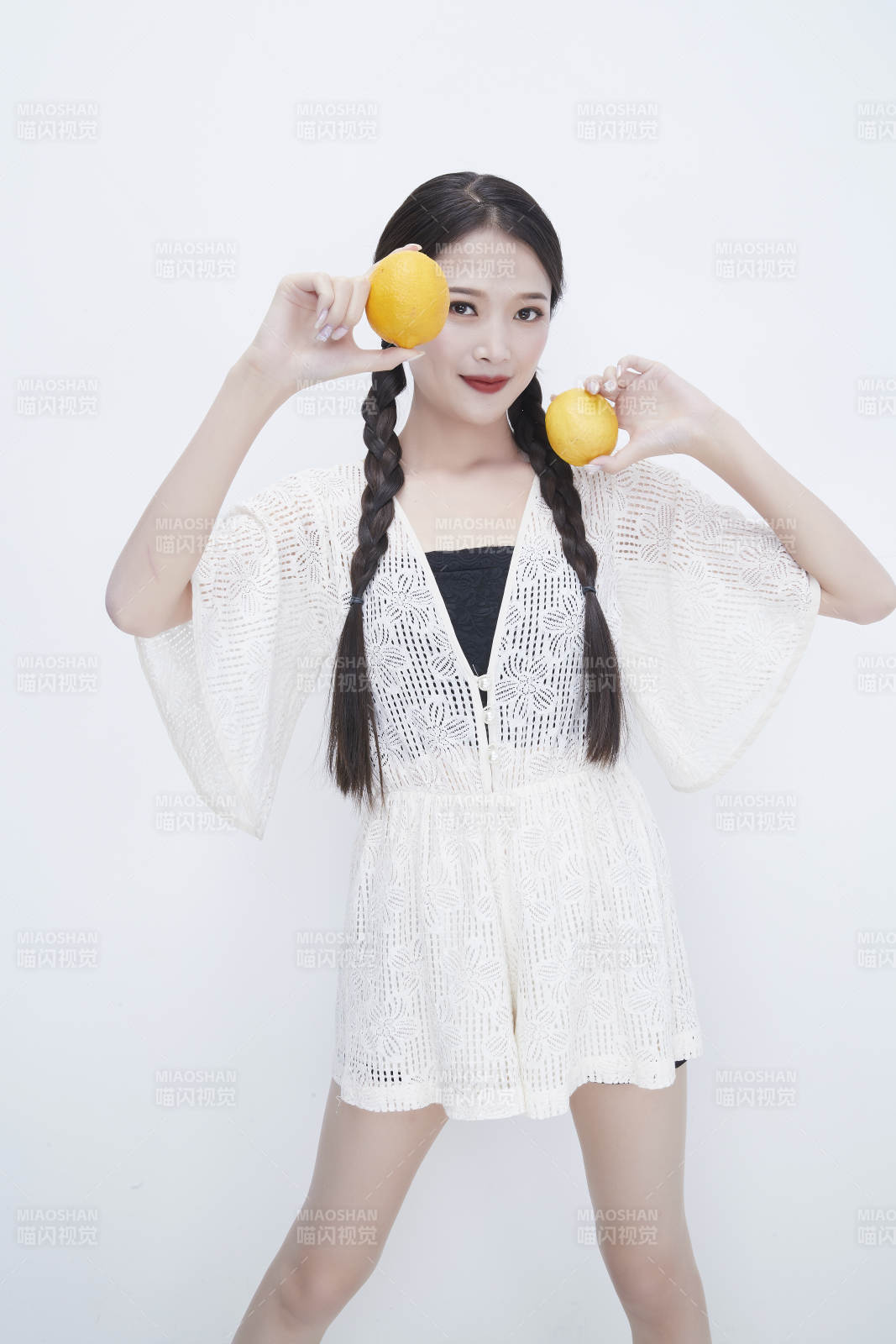 手拿檸檬身穿鏤空連衣裙的亞洲可愛少女人像