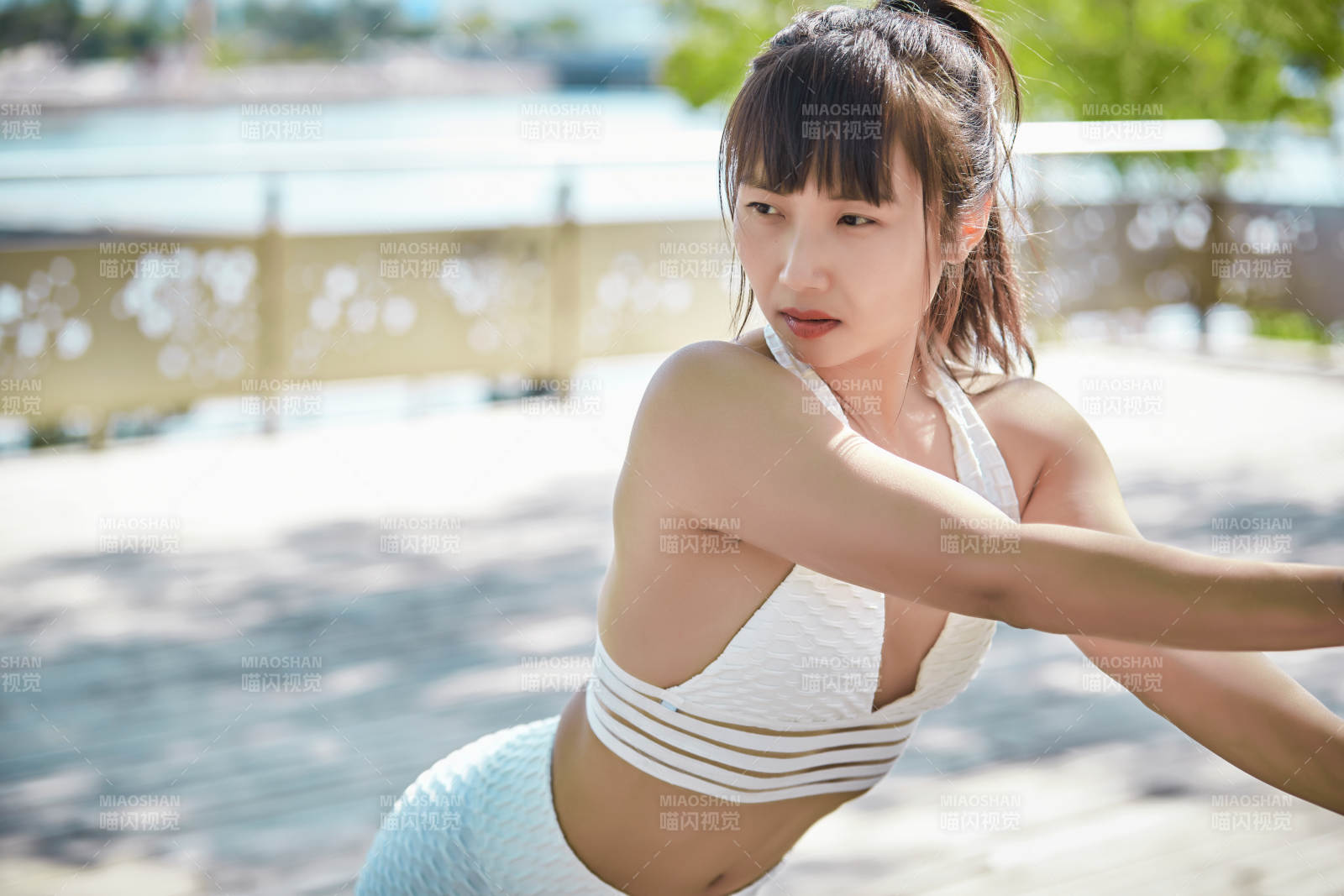 湖畔公園做瑜伽動作的亞洲年輕女性