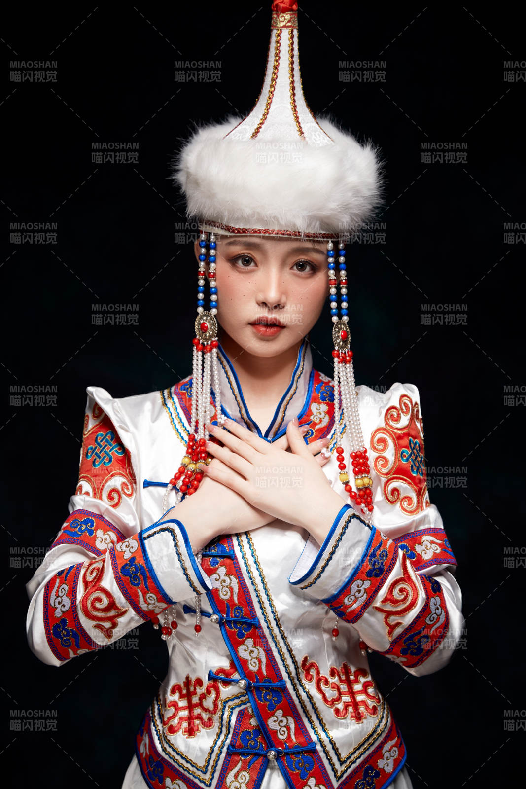 穿著蒙古族服飾的亞洲青年女性