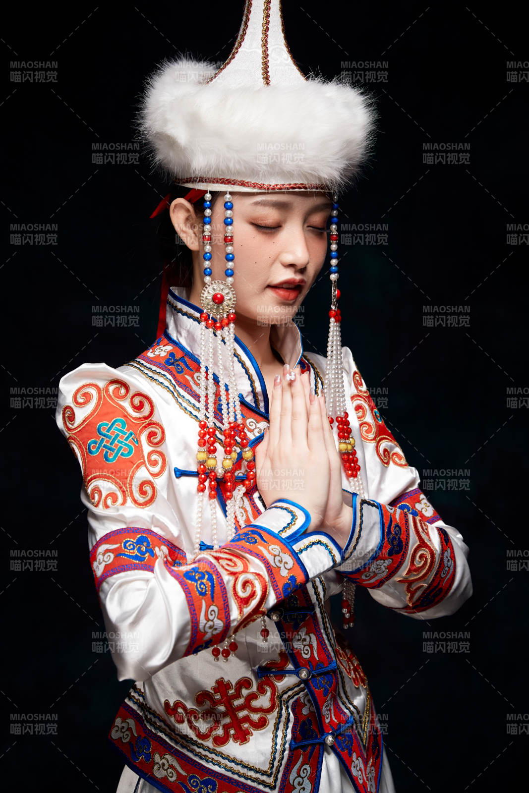 穿著蒙古族服飾的亞洲青年女性