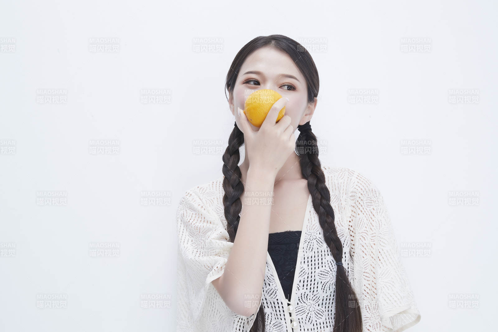 手拿檸檬身穿鏤空連衣裙的亞洲可愛少女人像