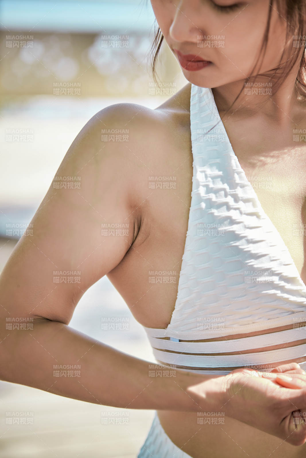 湖畔公园做瑜伽动作的亚洲年轻女性