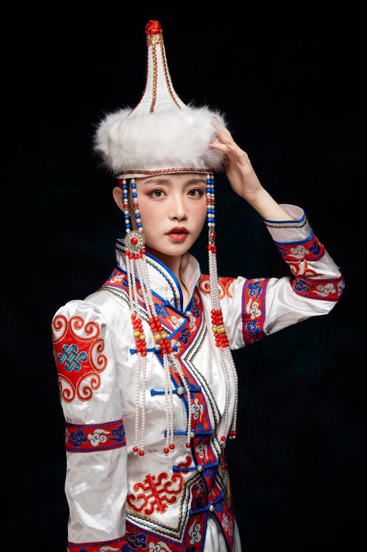 穿着蒙古族服饰的亚洲青年女性