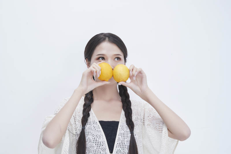 手拿柠檬身穿镂空连衣裙的亚洲可爱少女人像