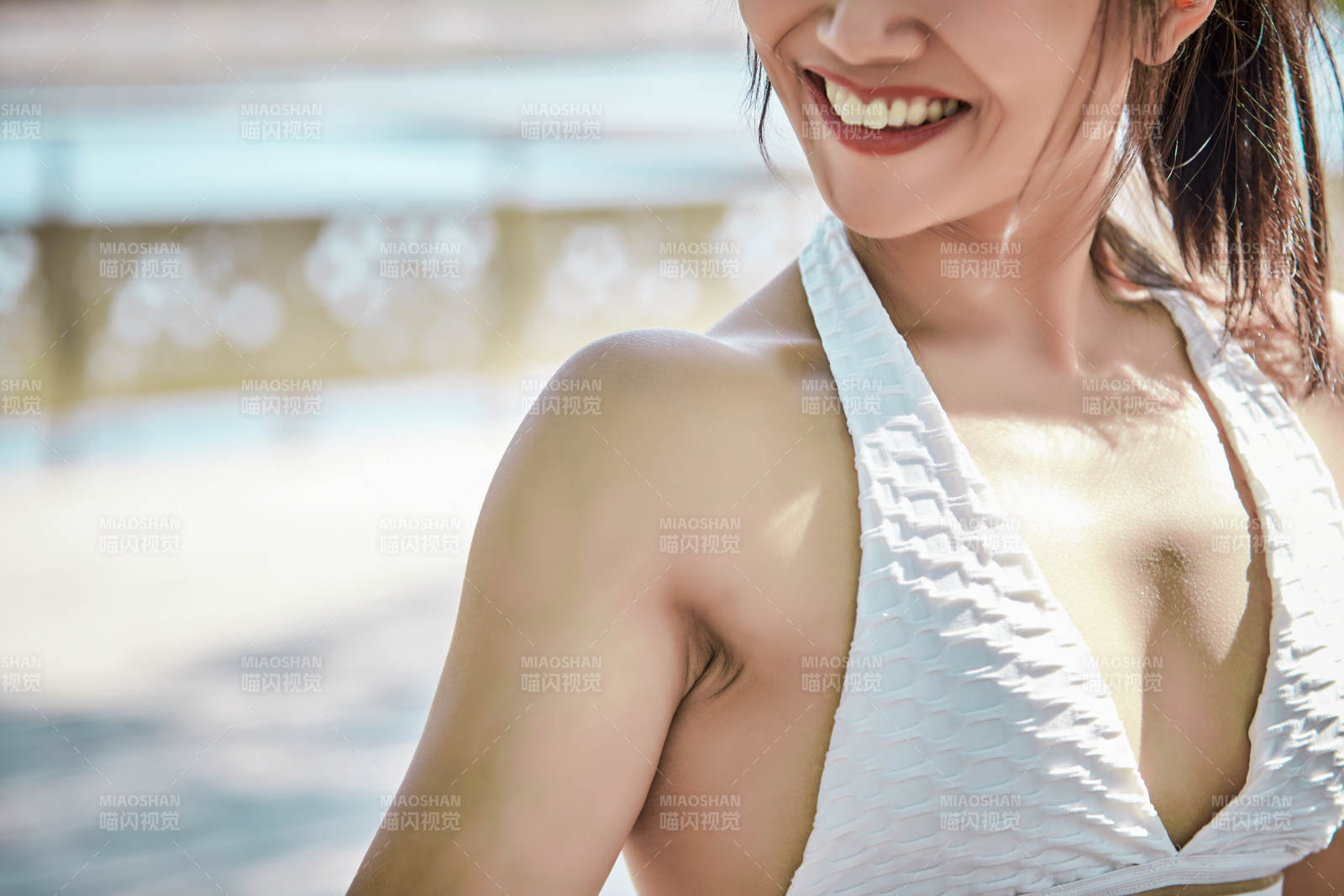 湖畔公园做瑜伽动作的亚洲年轻女性