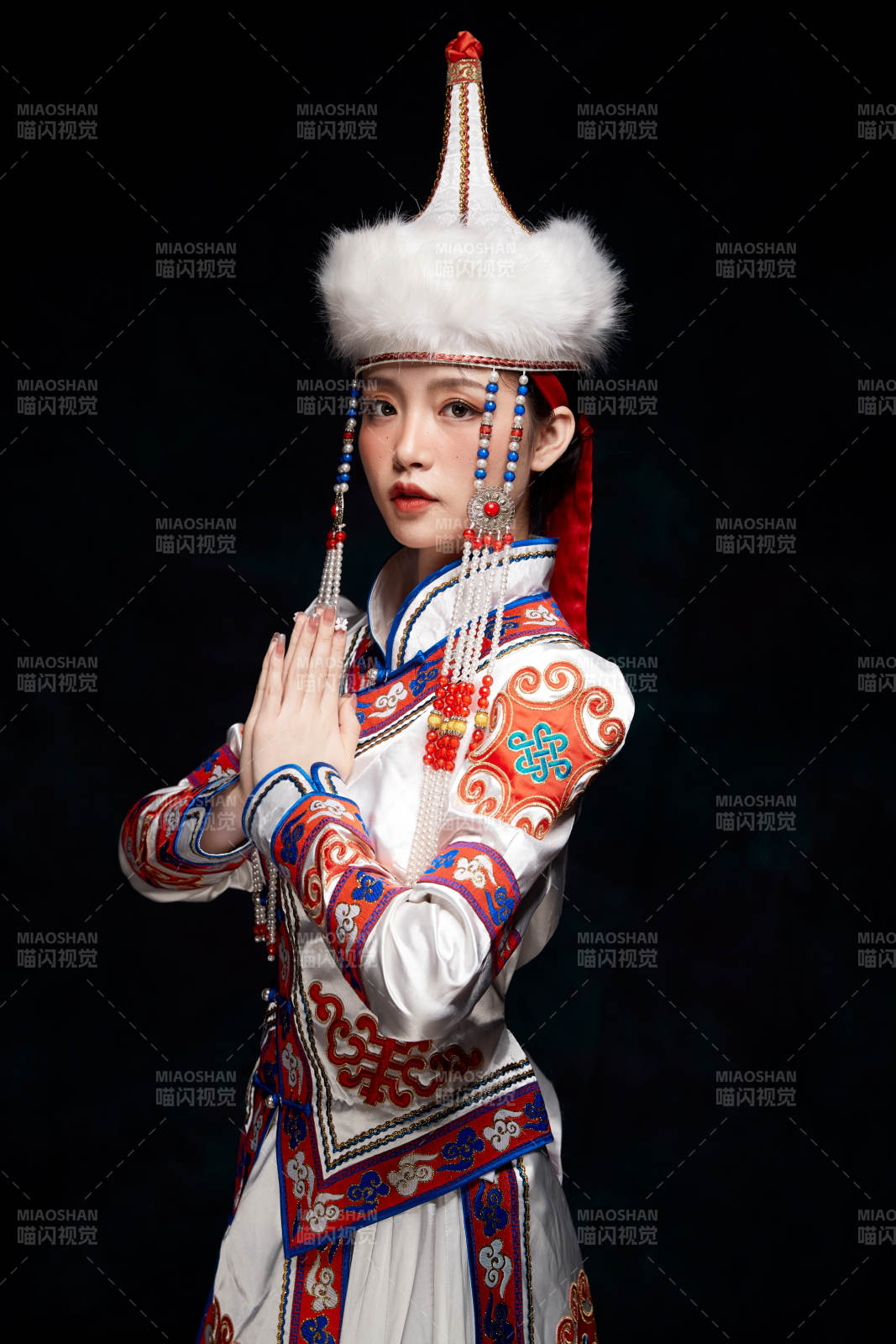 穿着蒙古族服饰的亚洲青年女性