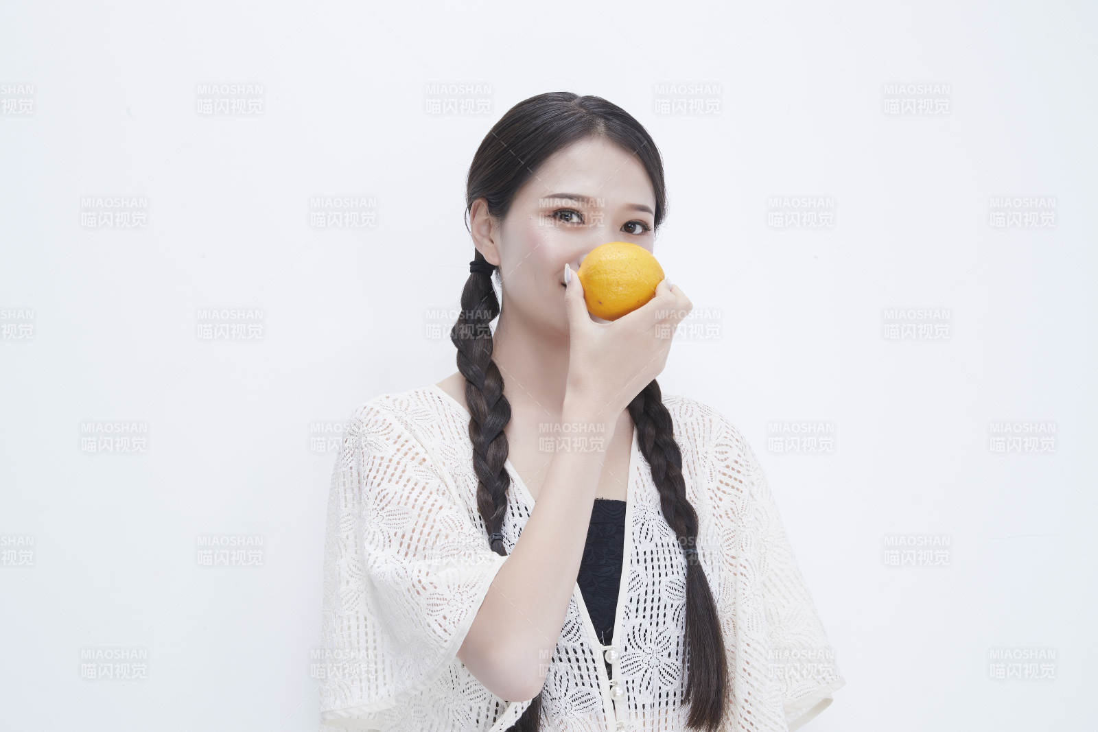 手拿柠檬身穿镂空连衣裙的亚洲可爱少女人像