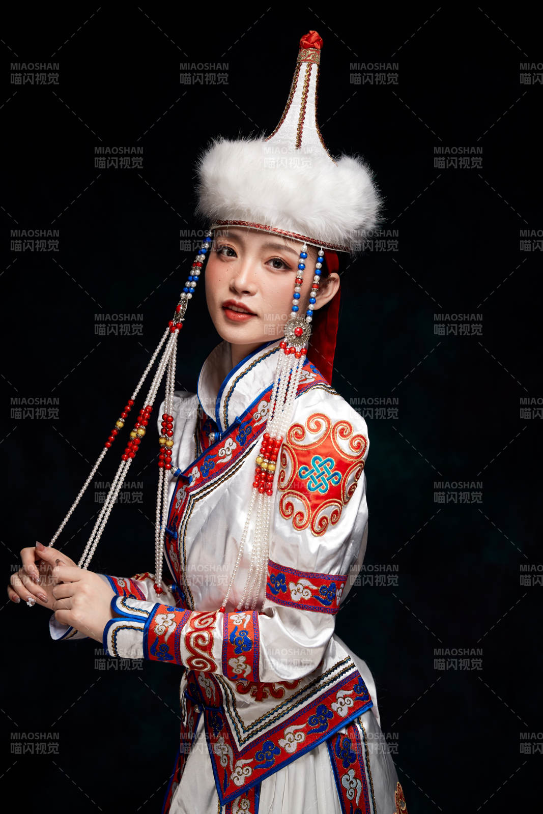 穿著蒙古族服飾的亞洲青年女性