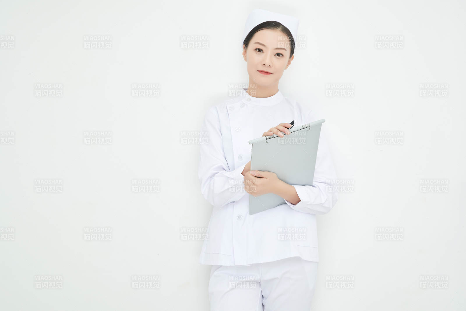 白背景里穿護(hù)士服手持病歷夾的美女護(hù)士