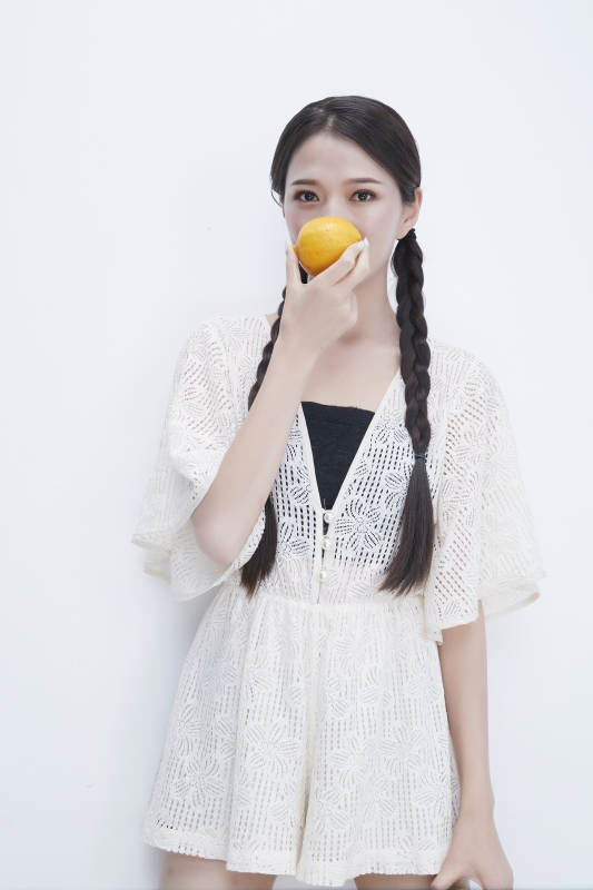 手拿柠檬身穿镂空连衣裙的亚洲可爱少女人像