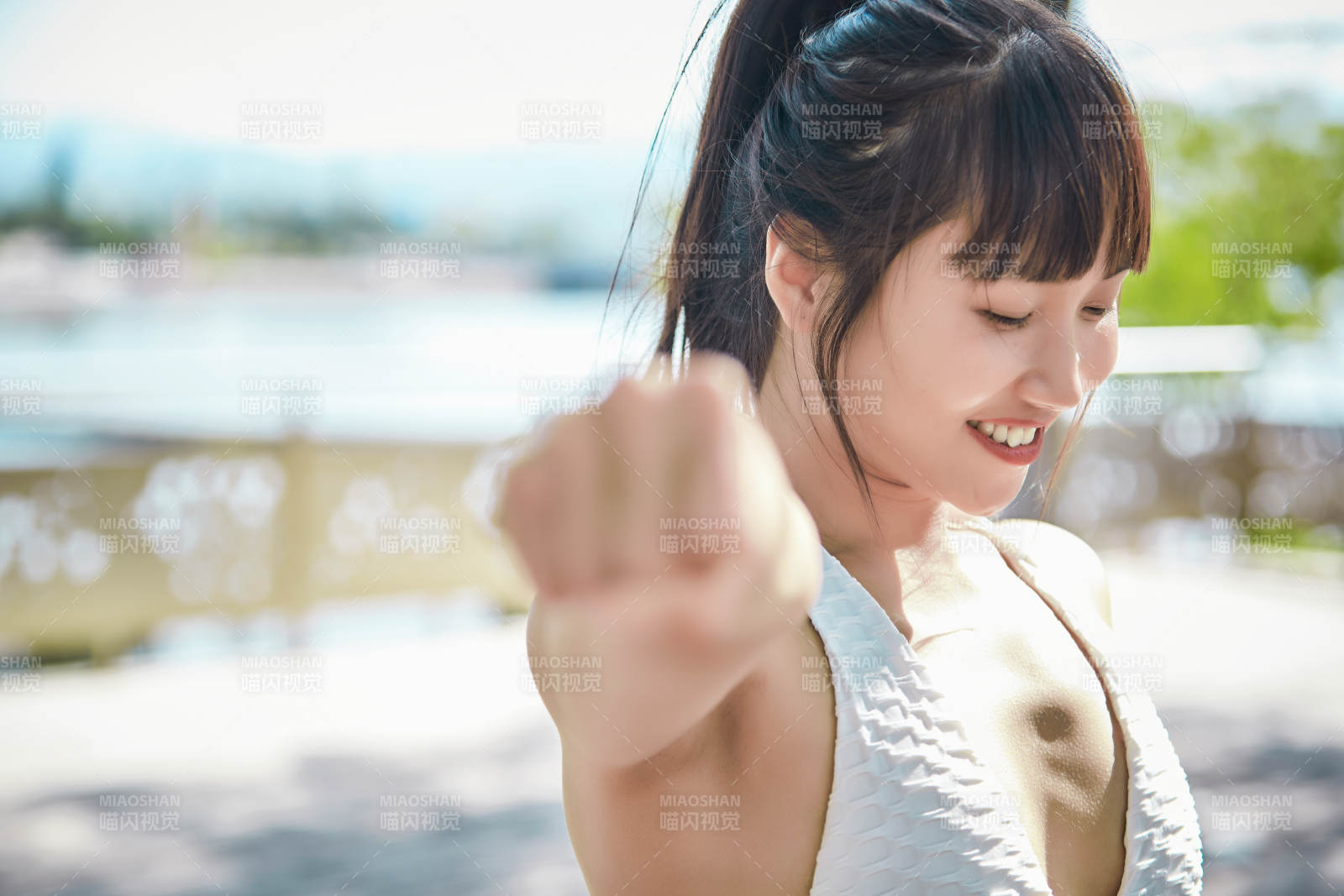 湖畔公園做瑜伽動作的亞洲年輕女性