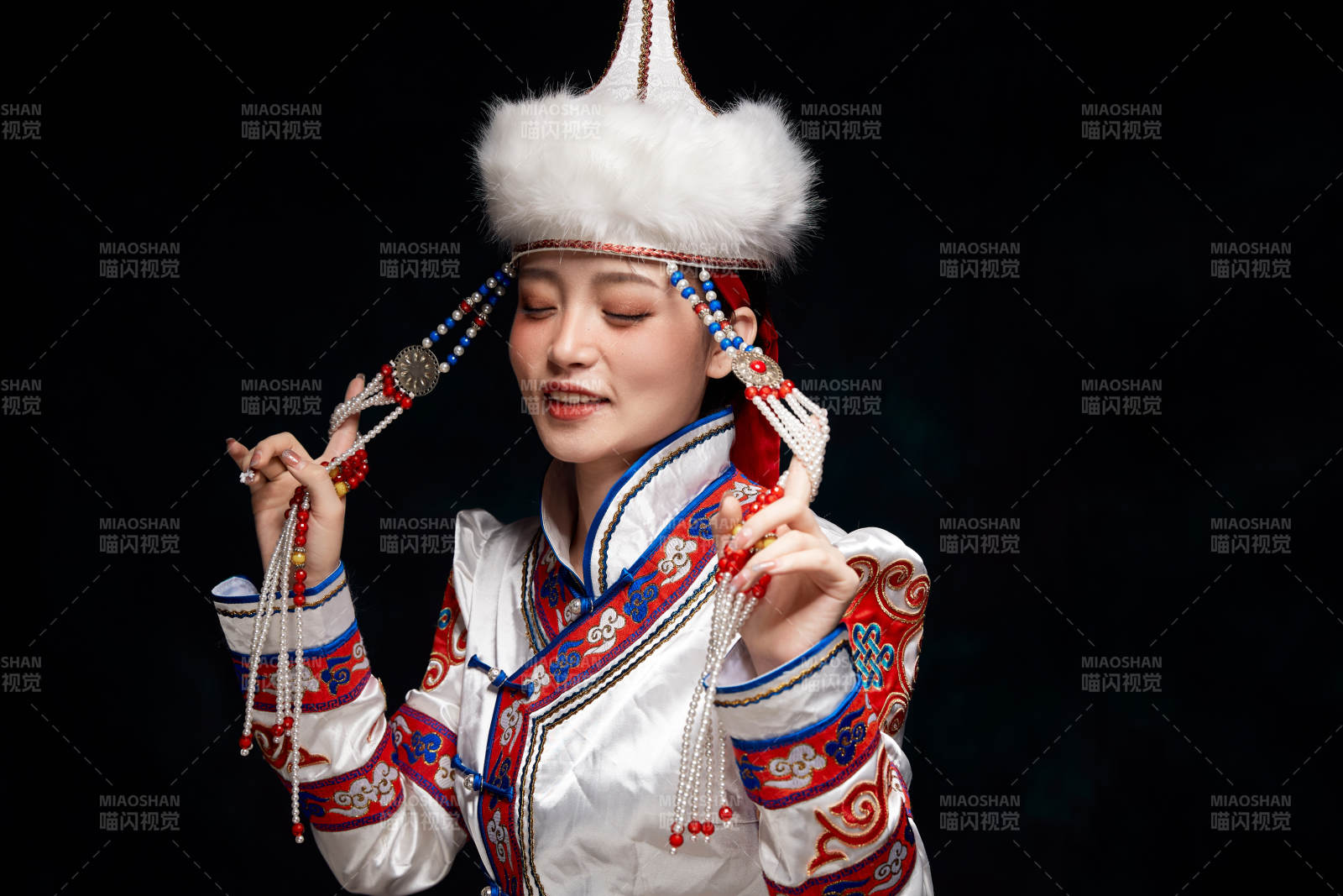 穿著蒙古族服飾的亞洲青年女性