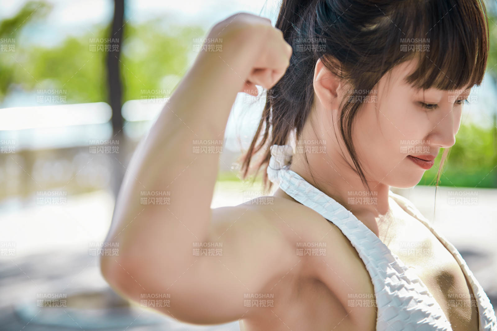 湖畔公園做瑜伽動作的亞洲年輕女性