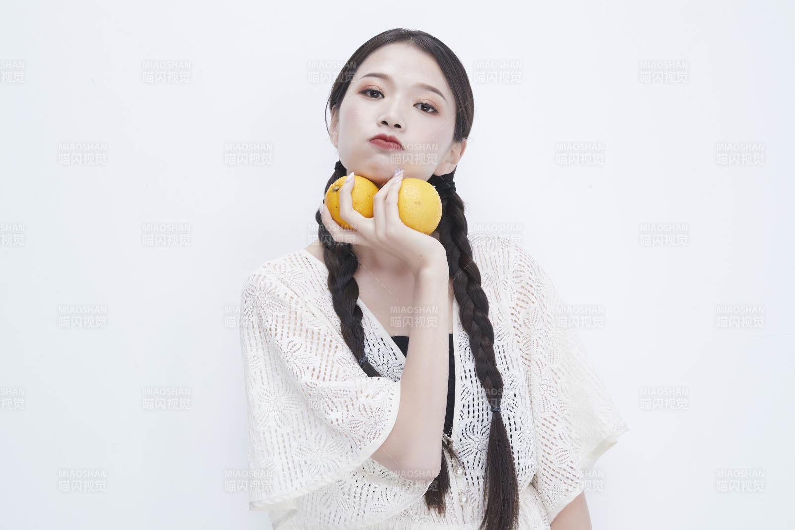 手拿檸檬身穿鏤空連衣裙的亞洲可愛(ài)少女人像