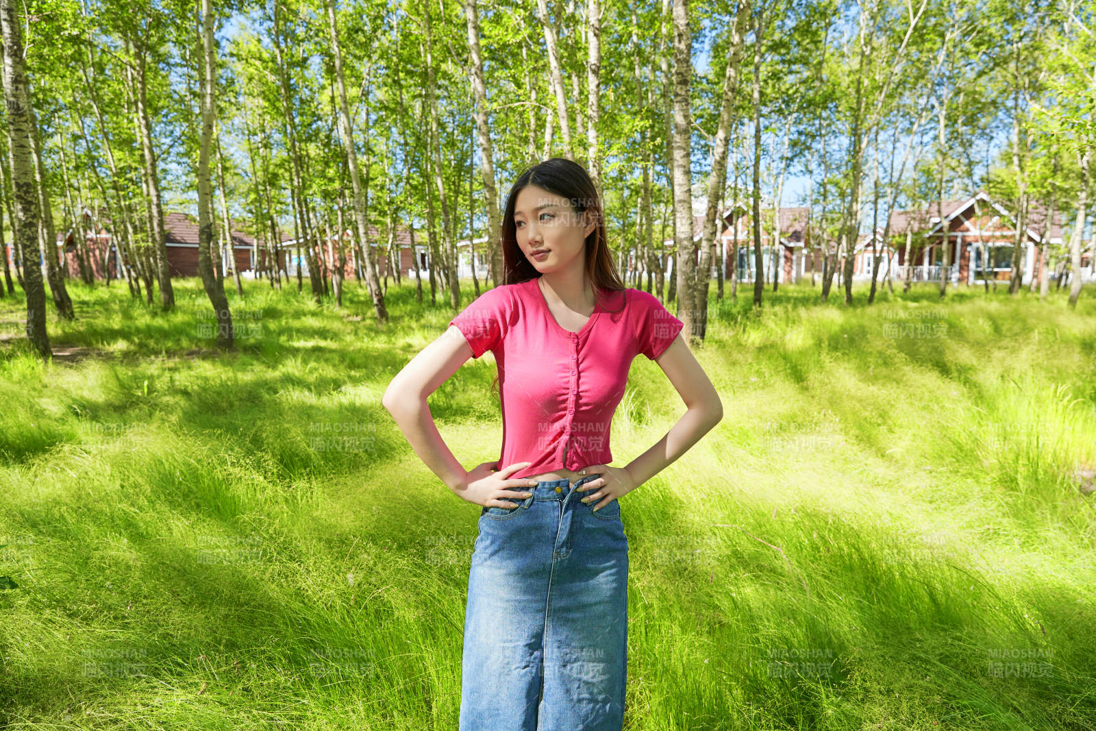 站在綠草如茵的木屋別墅群外的東方美女