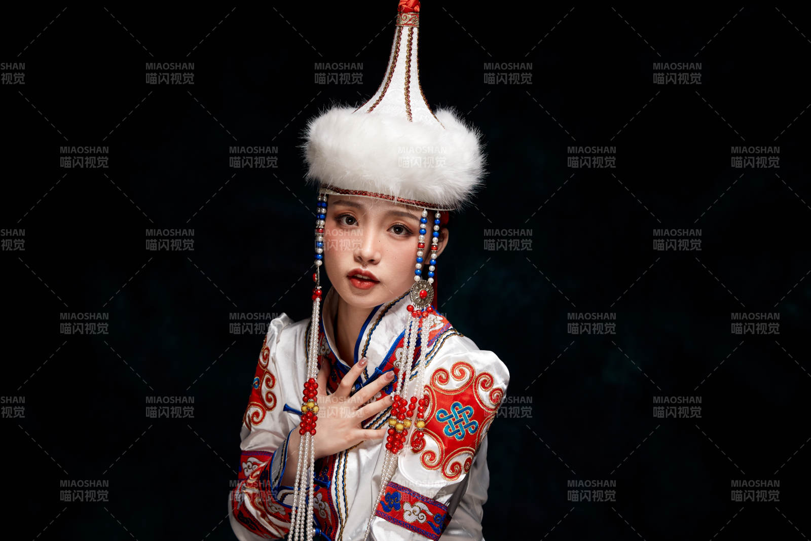 穿著蒙古族服飾的亞洲青年女性