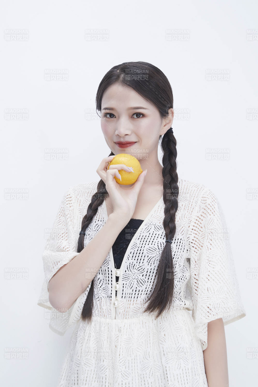 手拿檸檬身穿鏤空連衣裙的亞洲可愛少女人像