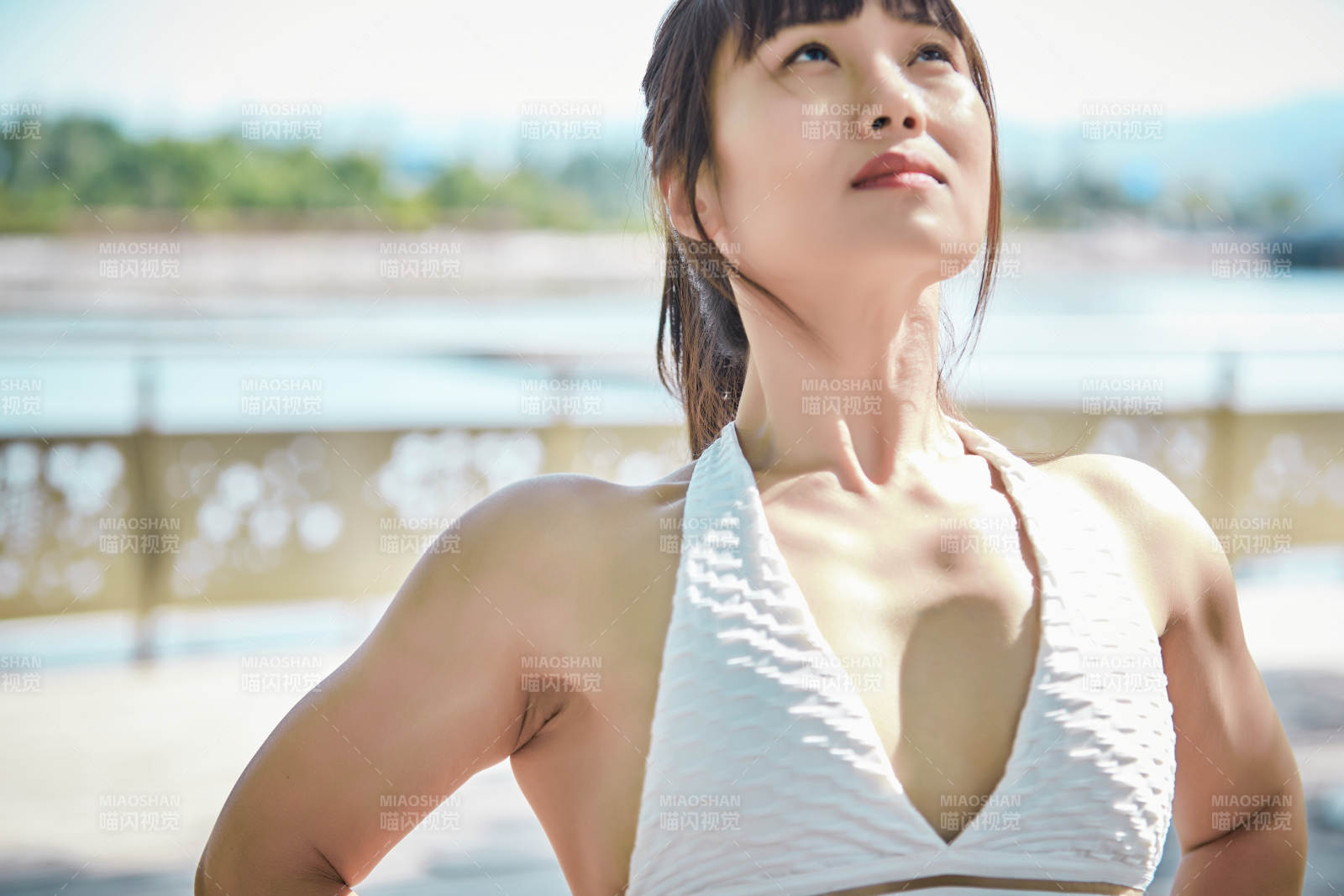 湖畔公园做瑜伽动作的亚洲年轻女性